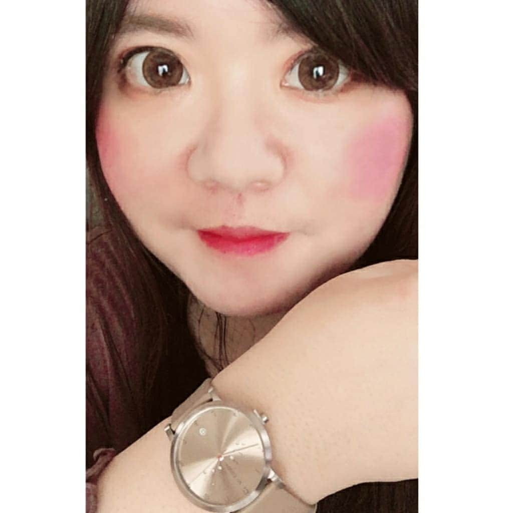 hoshizaki eriさんのインスタグラム写真 - (hoshizaki eriInstagram)「. @nomonday_jp の時計⌚ 文字盤が上品な色で好きです💕🍀 こちらは新作【Happyweekend】です！✨🐰 おしゃれで上品な時計⌚💗 . 【eriiiea】で10%割引になるので 是非お揃いにしましょう💓 上品な⌚ですがカジュアルにも 付けられるので重宝しています🙆 とてもおすすめ💕🍀 . . #ノーマンデー #時計 #腕時計 #nomonday #手元倶楽部 #手元コーデ #watches #大人ウォッチ  #happyweekend #pleaselikeit #likebackalways #followme #present #followback #相互フォロー #PR #pinkpinkpink💕 #大人コーデ #手元オシャレ #ootd #스타일 #패션스타그램 #맞팔 #팔로미」5月10日 20時12分 - eriiinyan17