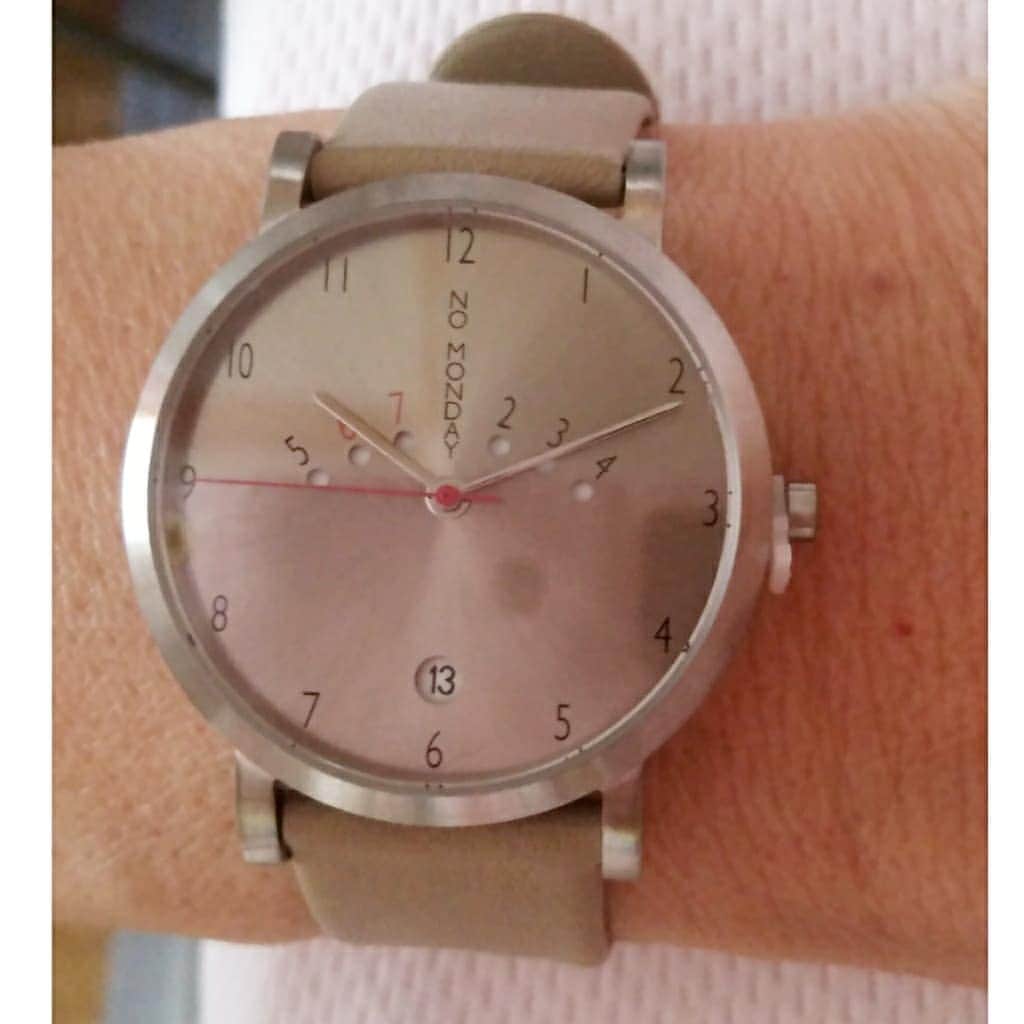 hoshizaki eriのインスタグラム：「. @nomonday_jp の時計⌚ 文字盤が上品な色で好きです💕🍀 こちらは新作【Happyweekend】です！✨🐰 おしゃれで上品な時計⌚💗 . 【eriiiea】で10%割引になるので 是非お揃いにしましょう💓 上品な⌚ですがカジュアルにも 付けられるので重宝しています🙆 とてもおすすめ💕🍀 . . #ノーマンデー #時計 #腕時計 #nomonday #手元倶楽部 #手元コーデ #watches #大人ウォッチ  #happyweekend #pleaselikeit #likebackalways #followme #present #followback #相互フォロー #PR #pinkpinkpink💕 #大人コーデ #手元オシャレ #ootd #스타일 #패션스타그램 #맞팔 #팔로미」