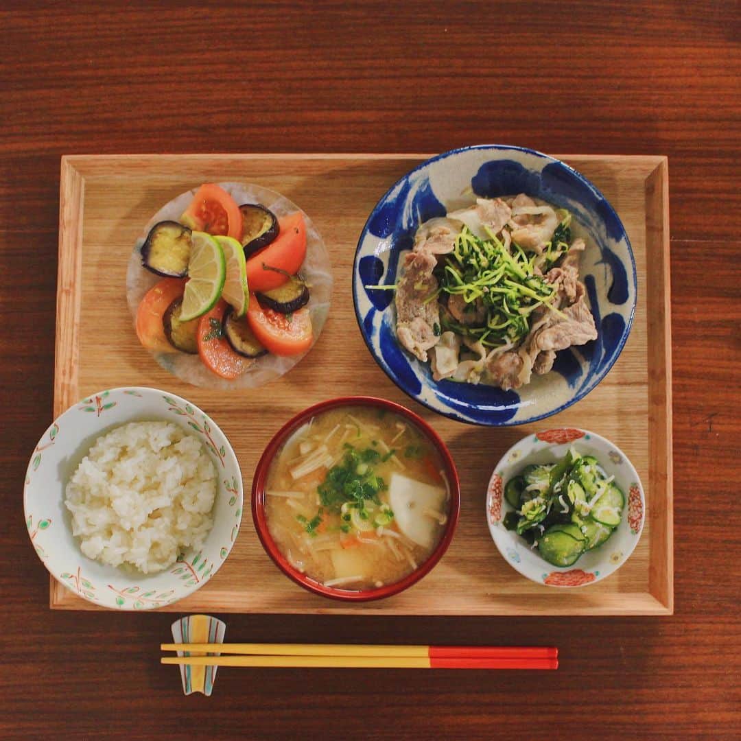 Kaori from Japanese Kitchenさんのインスタグラム写真 - (Kaori from Japanese KitchenInstagram)「インスタライブで作った副菜と色々おかずで晩ご飯。 ・ こんばんは。 今日ゆみさんとのコラボ料理ライブで作った トマトと茄子と大葉の和風マリネを 早速使って晩ご飯。 むくみにアプローチしてくれる副菜です。 実は去年クックパッドLiveで作ったレシピを 一部アレンジしたもの。 すだちがなかったのでライムで代用。 レモンでも代用できます。 レシピはスワイプしてみてください。 ゆみさんは疲労回復&美肌にアプローチする副菜。 ゆみさんのレシピはここから→ @yumipo.a  ライブも明日までならアーカイブから見れます。 見てくれた方、そして声をかけてくれた ゆみさんありがとう！ 楽しかったです。 ・ 今日の東京は湿気がすごかったですね。 身体もだる重でなんか眠くて… ということで全体の献立テーマは 「身体の水はけを良くする」 トマト、茄子、きゅうり。 身体を冷やしすぎないように 主菜は薬味をたっぷりと入れました。 普通のおうちごはんでも気軽に 薬膳の知恵を取り入れられるってのを インスタでお伝えできたらなぁと思っています。 しっかり食べて身体を調えていきましょう。 ごちそうさまでした。 ・ ・ 【おしながき】 白米 新にんじんとかぶとえのきとねぎのお味噌汁 豚肉と豆苗の薬味炒め（ねぎ塩ベース） トマトと茄子と大葉の和風マリネ きゅうりとじゃことわかめの酢の物 ＊薬膳走り書きは今日おやすみします＊ ・ ・ ・ ・ 2020.05.10 Sun Hi from Tokyo! Today’s brunch:Baked rice, miso soup, stir-fried pork w/ sprouts, marinated tomato, eggplant, and shiso leaves, and Japanese style cucumber salad. Happy Mother’s Day💐 ・ ・ ・ ・ ・ #japanesemeal #washoku #dinner #夜ごはん #晩ごはん #おうちごはん #早餐 #薬膳 #うつわ #自炊 #stayhome #松浦ナオコ #やちむん #砂田夏海 #レシピ #簡単レシピ #小澤基晴」5月10日 20時25分 - coco_kontasu