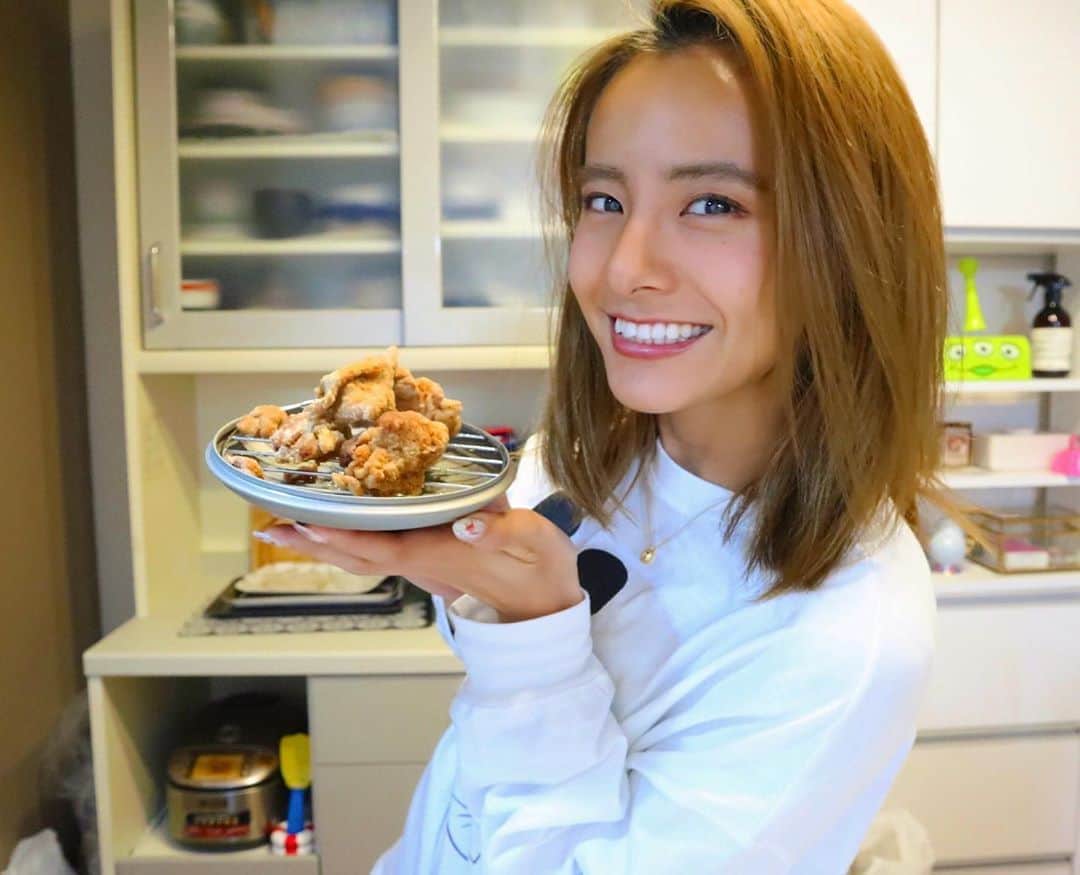 のインスタグラム：「料理好きはママ譲り﻿ ﻿ いや、料理好きってゆーか分量が適当なのがママ譲りだねwwwww﻿ ﻿ いつまでもハッピーファンキークレイジーなマミーでいてくださいな🤤💓﻿ ﻿ #母の日 #母 #家族 #クレイジーミイラ #クレイジーババア #酒飲み　#笑」
