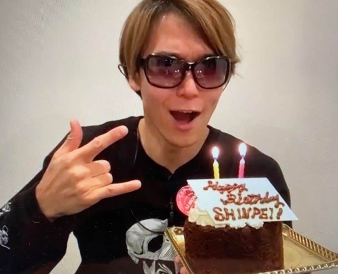 SHINPEIのインスタグラム：「SHOWROOMでのBREAKERZ SHINPEIバースデー生配信ありがとうございました！﻿ ﻿ 沢山のファンが観に来てくれて、コメントも星もいっぱいもらえてこんな賑やかなパーティーは想像以上でした、ありがとう！﻿ ﻿ そしてメンバー&スタッフのみんながサプライズで、リアルプレゼントとケーキが生配信中に届きました。これにはガチでびっくり！﻿ ﻿ 一生忘れられないバースデーイベントになりました。ホントにありがとう！﻿ ﻿ これからの一年も、ガンガン良い曲作って早く皆のもとへ届けられるように頑張りマッスル！﻿ ﻿ 一足早いけど、ハッピーバースデートゥーミー！」