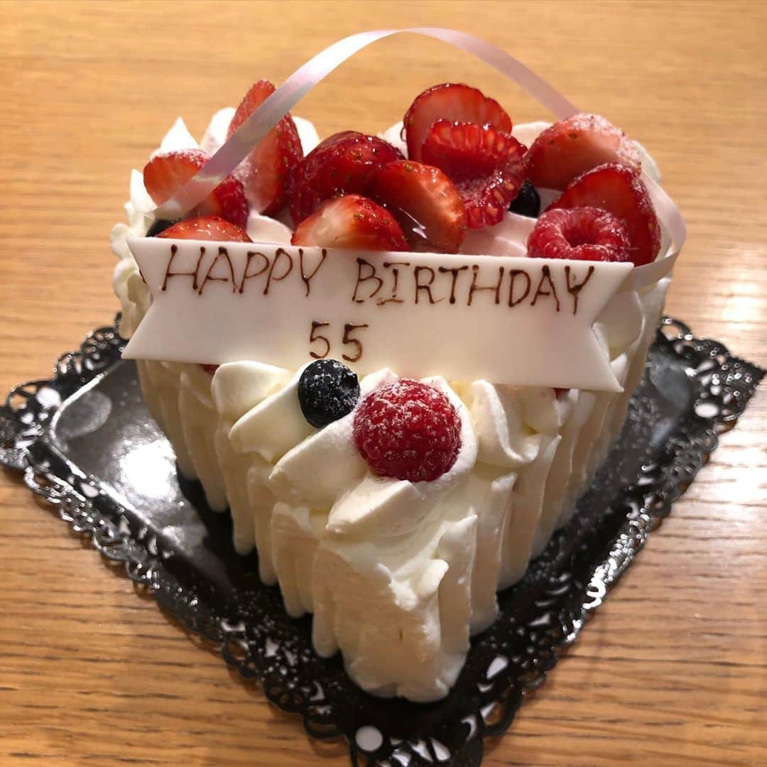 草刈民代さんのインスタグラム写真 - (草刈民代Instagram)「妹からケーキのプレゼント。 「Happy Birthday 」のプレートに「55」が。 「これ、いらなかったんじゃないの」と言ったら 「でも、嘘はつけないでしょ」と言われました😝 #草刈民代 #お誕生日 #お誕生日ケーキ #55😅」5月10日 20時34分 - tamiyo_kusakari_official
