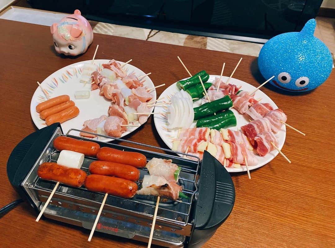 青木泰寛さんのインスタグラム写真 - (青木泰寛Instagram)「‪新たに串焼き屋さんはじめました。‬ ‪完全予約制‬ ‪今日はお客様がお二人ご来店されました‬ ‪しっかり距離をとってもらいました。‬ ‪ただ火力の問題で‬ ‪どんなに空いてても‬ ‪料理の提供に小一時間かかります‬ ‪気長にお待ち下さい🥺🥺‬」5月10日 20時28分 - yasuhiro.aoki814