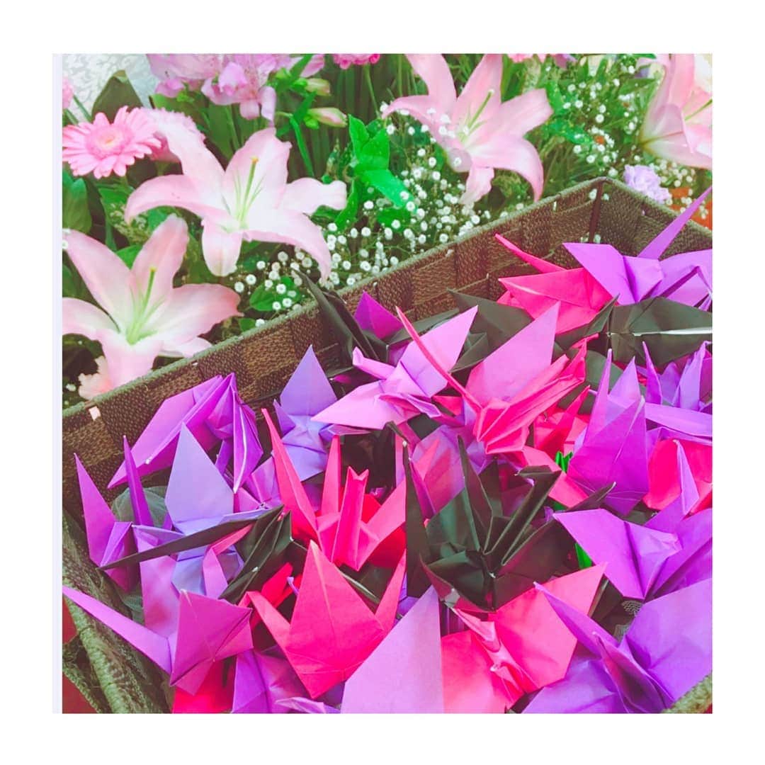 柚月美穂のインスタグラム：「. 5月になりまして あっという間に初夏のような気候 . . 皆さんお元気してますか☺︎ . . 少しお久しぶりになってしまいました。 . . 私も元気です❁ が、数日前に大好きな義母が虹を渡りました。 . ずっと闘病しながらも 最後まで元気で明るくて . 私達家族の事をいつも気にかけてくれて . . 「いつも笑顔が1番。 笑う事が1番なのよ。 皆とにぎやかに楽しく駆け抜けたい」 と最後の最後まで言っていました。 . . そして 周りが口を揃えて言うのは 「あの人みたいに強く美しく生きる事は真似できない」 と言う程 音楽家としても人としても とてもとても素敵な人でした。 . 世の中この状況の影響もあり 葬儀は親族だけですが 代表で会いに来てくださったご友人皆さん 「こんなに悲しいのは初めて」と涙を流されていて お義母さんの人脈の広さ深さと 共に会いたくても会えない方々がたくさんいることが悔やまれます。 . . . おかあさん。 沢山の家族を残してくれて感謝でいっぱいです . . . 家族としてまだまだやる事も山積みで 当分バタバタしますが 団結して前向きに👫👫👫👫👫*•｡. . 実母には会えない分 お花とお菓子を贈りました💐 . 皆様も良い母の日をお過ごしくださいましね☺︎*•｡.* ﾟ* . . ※Twitterの方へのお言葉ありがとうございましたや💫 しっかりと受け取りました。 . #母の日」