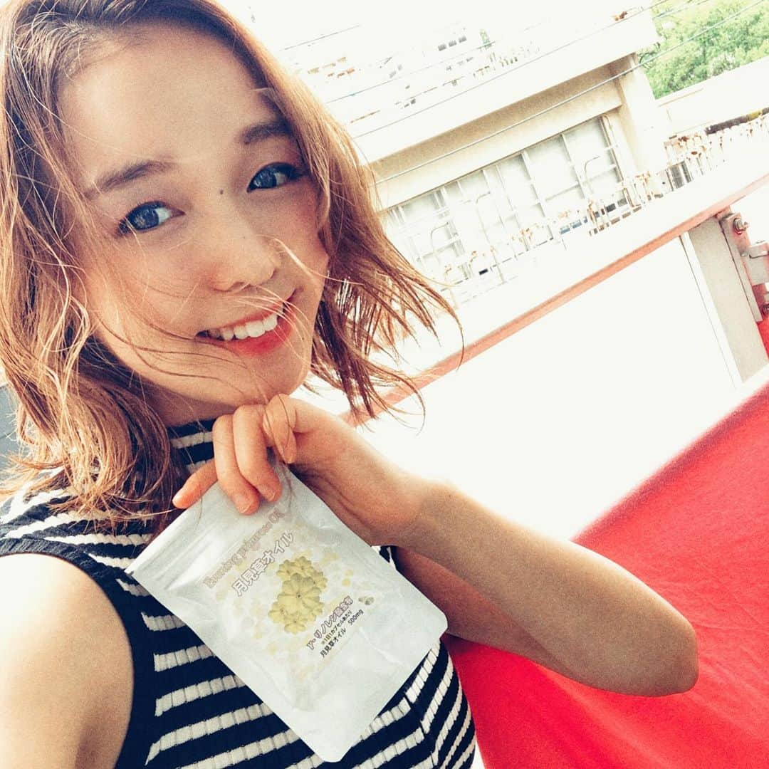 関口未来さんのインスタグラム写真 - (関口未来Instagram)「🌿 土日になるといつもに増して、家事やりたくありません病になります(*´艸｀) 朝洗濯やってふぅ〜となってから体が動かない‼️笑 最近、月見草オイルを飲み始めたの🌿 月見草から取れるオイルにはγリノレン酸が含まれていて、これは人体では生成できないんだって💦 昔から炎症を抑える効果があったとか🤭 健康にも美容にも良いみたいだし、1日1粒だから楽〜❣️ . 全然お片付けも進んでないし、がんばろーっ。 . .  #月見草オイル  #美容サプリ  #健康サプリ  #月見草オイルサプリ  #ギャバ太郎SHOP  #サプリメント #pr #コラボベース #男の子ママ #男の子ママと繋がりたい  #新米ママ #新米ママと繋がりたい  #おうち時間 #stayhome #おこもり美容 #美容 #美容好きな人と繋がりたい  #美容オタクさんと繋がりたい  #美容オタク #読者モデル #読モ #健康第一でいきましょう  #産後3ヶ月 #体メンテナンス #リノレン酸  #断捨離」5月10日 20時31分 - miki.sekiguchi_x