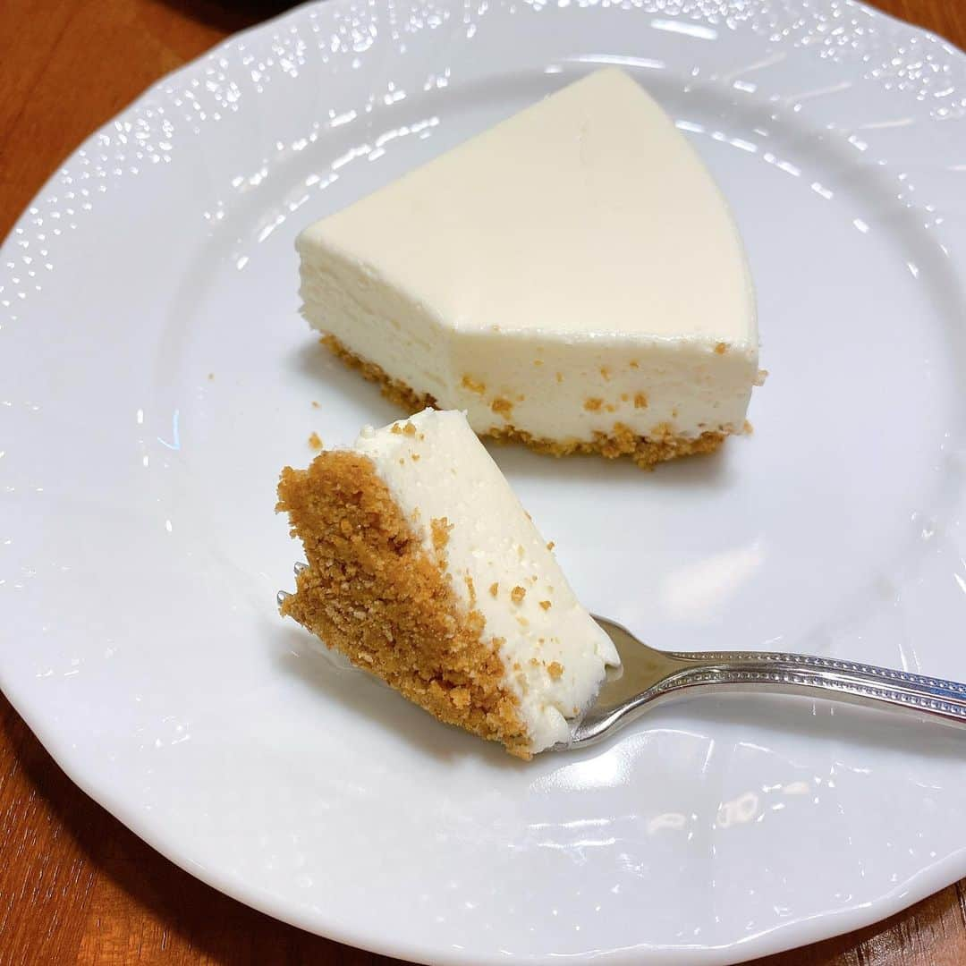 早見優さんのインスタグラム写真 - (早見優Instagram)「Cheesecake!!! Very basic but so good! Recipe is on the back of the #philadelphiacreamcheese box とてもシンプルで美味しいチーズケーキ。 レシピは、#フィラデルフィアクリームチーズ の箱に記載。 #creamcheesecake #homemade #stayhome #おうち時間 #クリームチーズ  ケーキ #yummy」5月10日 20時32分 - yuyuhayami