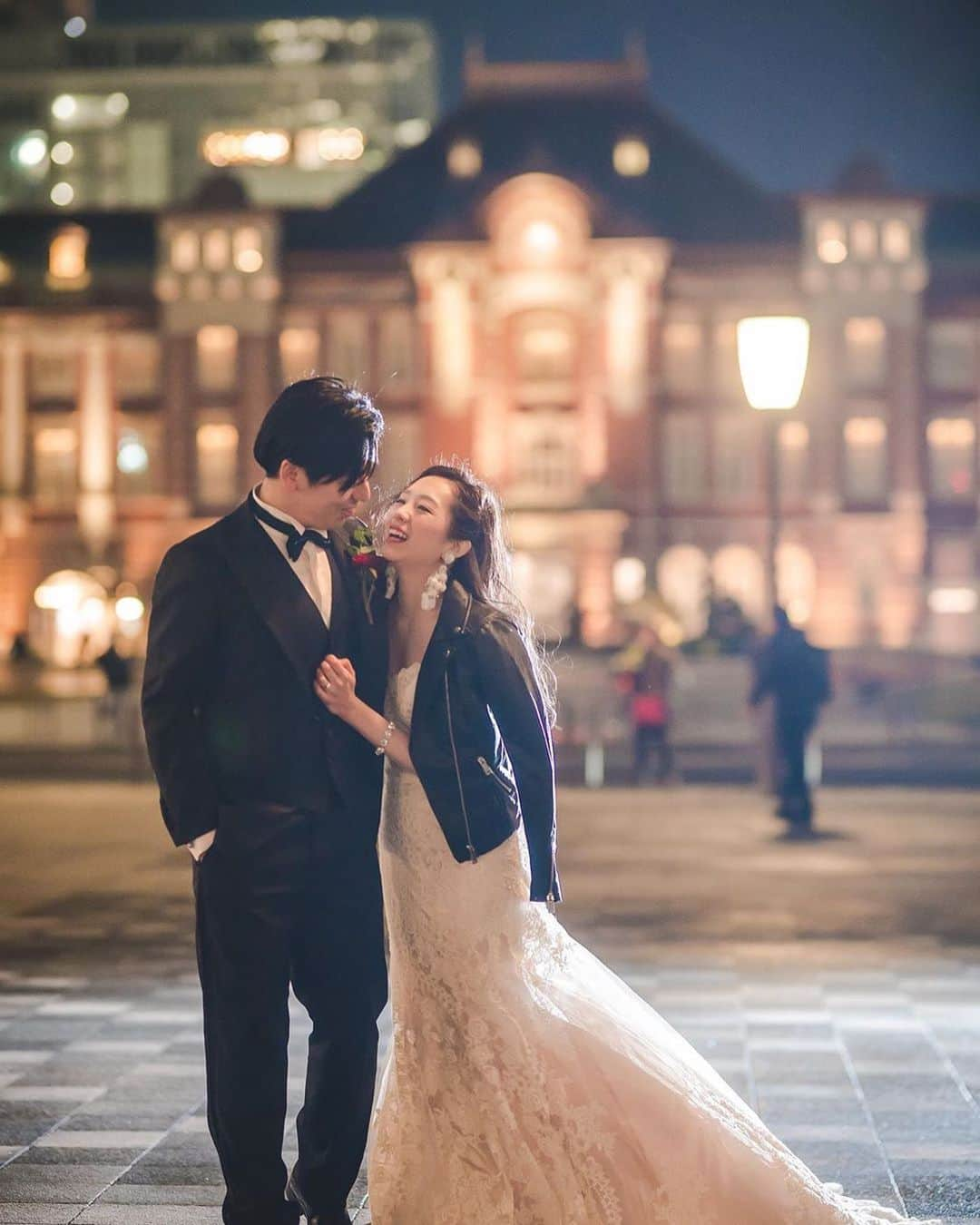 25ans Wedding 公式 Bridesのインスタグラム：「今日も、Tae.Tさんのフォトをリポスト💫 マーメイドドレスにレザージャケットをあわせたファッショナブルな着こなしが素敵🌹「ランジャナカーン」のイヤリングも耳元で存在感を放ちます。」