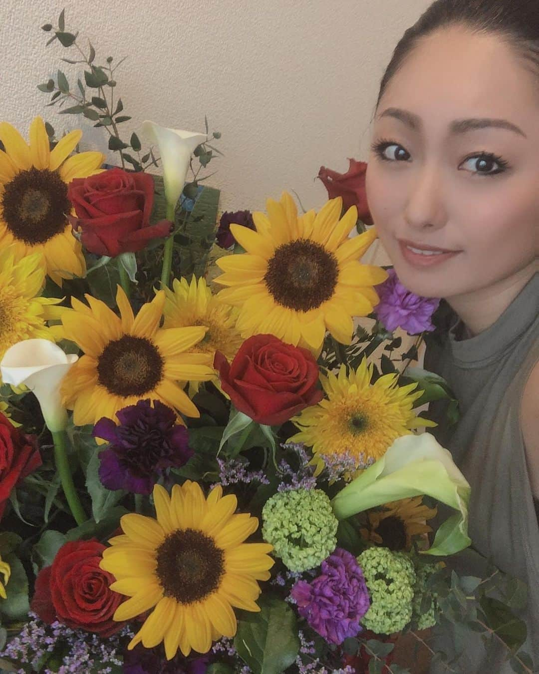 安藤美姫さんのインスタグラム写真 - (安藤美姫Instagram)「♥️Happy Mother’s Day♥️ Thank you mom for supporting me always with Love💕💕💕 😊Love you😊  And to my daughter  Thank you for those beautiful flowers 🌻🌹♥️♥️♥️ ♥️☺️😌I love you so much 😌☺️♥️ いつも応援してくれて 支えてくれて 😌☺️✨💕ありがとう✨💕😌☺️ そして 娘へ  ママにしてくれて ♥️♥️ありがとう♥️♥️ 可愛いお花もばぁばと用意してくれてた🌻🌹💕💕💕 💕💕💕大好きだよ〜💕💕💕 これからもよろしくね✨💕♥️ #happymothersday  #mother  #daughter  #母の日 #母 #娘」5月10日 20時42分 - miki_m_ando0403