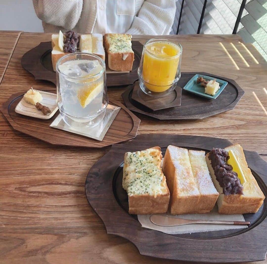 RETRIP<リトリップ>グルメのインスタグラム：「【RETRIP×愛知】 こちらは愛知・名古屋にある「ハウセストライフカフェ」です。名古屋名物といえば！の小倉トーストがとってもおしゃれになって登場。いろんなトーストを食べたい方にはとっても嬉しい盛り合わせですよね。 . RETRIPでは「おでかけ」に関する様々な情報を発信しています。外出自粛期間は行きたい気持ちを抑えていつか行きたい場所として保存しておいてくださいね。ぜひ他のアカウントもチェックしてみてください！ . @retrip_nagoya_ 名古屋の話題のカフェを紹介 @retrip_osaka_ 大阪のおでかけグルメスポットを紹介 @retrip_kyoto_ 京都のおでかけスポットを紹介 @retrip_fukuoka_ 福岡のおでかけグルメスポットを紹介 @retrip_hokkaido_ 北海道のおでかけスポットを紹介 @retrip_korea_ 韓国の話題のカフェを紹介 @retrip_news 最新のおでかけ情報を紹介 @retrip_nippon 日本の絶景を紹介 @retrip_global 海外の絶景を紹介 @retrip_gourmet 全国の話題のスイーツを紹介 @retrip_dinner 全国の話題のごはんを紹介 @retrip_cafe 全国のおしゃれなカフェを紹介 . ▼RETRIP[リトリップ]のアプリは AppStore、GooglePlay「リトリップ」で検索！ プロフィールのURLからもダウンロードできます。 . photo by  @nonona.3005 . . #retrip #retrip_rh #ハウセストライフカフェ #小倉トースト #名古屋カフェ #愛知カフェ #カフェ好きな人と繋がりたい #スイーツ好き #スイーツ好きな人と繋がりたい #スイーツ好きな人とつながりたい #グルメ好きな人と繋がりたい #グルメ好き #グルメ好きと繋がりたい #スイーツ部 #カフェ部」
