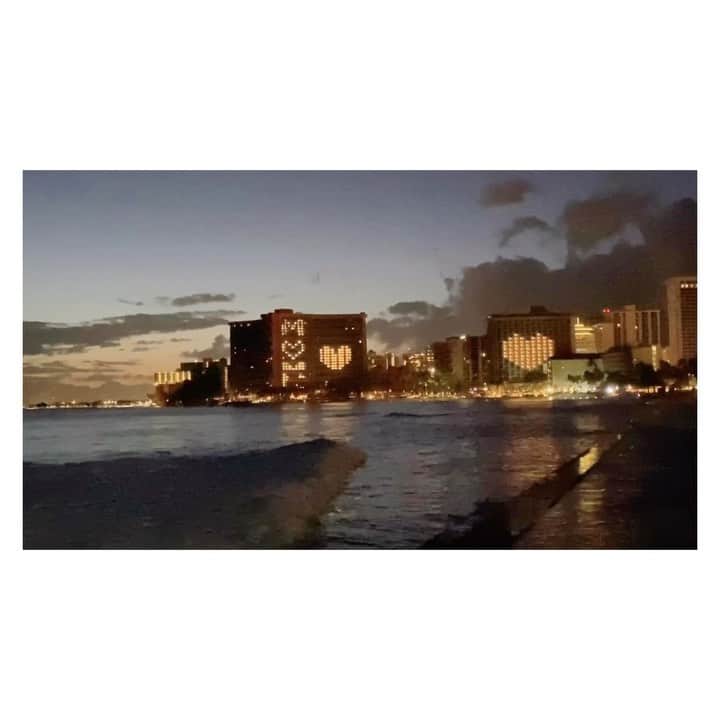 荒川れん子のインスタグラム：「Happy Mother’s Day from Waikiki❤️ Miss you sooooo much mom!! ワイキキのホテルのライトアップ。母の日仕様をお見せしたくて✨ 大好きな人気ブロガーの @ahipoki_san さんにベスポジ教えてもらいました☺️🙏 . . #詳しくはブログで 後ほど💦 . . #hawaii #waikiki #mothersday #happymothersday #hotel #lightup #lovehawaii #luckywelivehawaii #hawaiilife #lifeisajourney #hawaiistagram #instahawaii #stayhome #ハワイ #ワイキキ #ハワイ生活 #ハワイ好き #日々の暮らし #外出自粛 #妄想ハワイ #おうち時間 #おうちで過ごそう #夜散歩 #ライトアップ #母の日 #ハワイから #今日のハワイ #荒川れん子  #ハワれん」