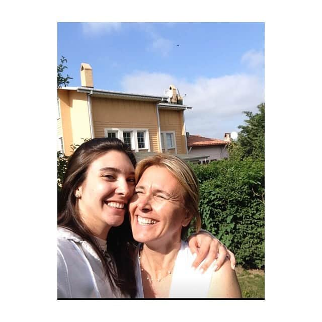 ナズ・アイデミルのインスタグラム：「Annem ve bana anneliği tattıranlarım... Tüm annelerin ve kalbinde anne sevgisi taşıyanların günü kutlu olsun! 💙」