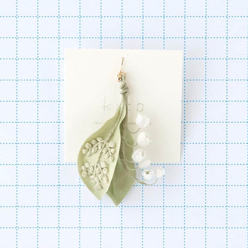 のインスタグラム：「【手紙社オンラインショップ：kico】 布花に刺繍を施し、制作を行うkicoのアクセサリー。この度手紙社オンラインショップでは初めてのご紹介です。 . 立体的に作られたアクセサリーは、淡い色彩で描かれながらも確かな存在感を放ちます。ブランド名である kico の ki は木、co は小さなを意味し、ほろほろと壊れてしまいそうな儚小枝をイメージしているのだそう。女性らしくしなやかな曲線を描く作品の数々は、身に着けていない時は、インテリアのように飾っても素敵です。 ▶︎手紙社オンラインショップは@tegamishaプロフィールのストーリーハイライト「手紙社オンラインショップ」リンクからご覧ください ㅤㅤㅤㅤㅤㅤㅤㅤㅤㅤㅤㅤㅤ #手紙社 #手紙舎 #tegamisha #手紙社オンラインショップ #オンラインショップ #アクセサリー#ブローチ#ブローチ博#ピアス#イヤリング#耳飾り#kico」