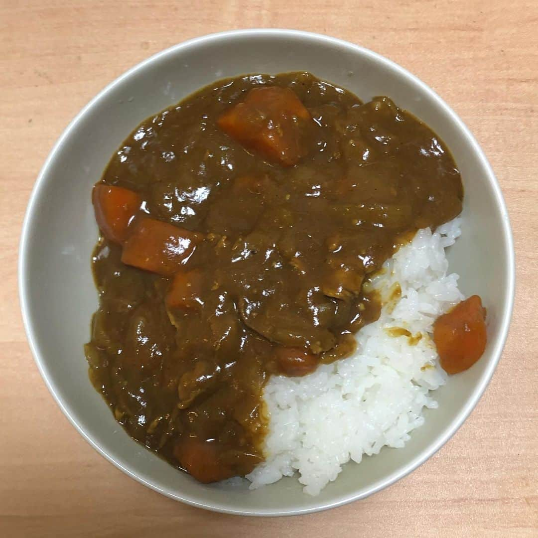 ヒューマン中村さんのインスタグラム写真 - (ヒューマン中村Instagram)「今日もカレーを作りました。 これでこの一週間で5回目です。 もうバイトです。時給発生しないのが不思議でならない。  前に投稿したカレーの時は、 にんじん、玉ねぎ、豚肉、バーモントカレー中辛 のみで戦ってきたのですが、今回はさらに材料を増やしました。 FF7ぽくいえば、マテリア。  今回ゲットしたのは、  マテリア「コンソメ」 マテリア「ガラムマサラ」 マテリア「生姜」 マテリア「おろしニンニク」 マテリア「しょース(醤油とソースが混じった未来の調味料)」 マテリアめちゃくちゃ増やしました。  ご飯も三合炊きでHPフルマックス。  そう、これは、ボス戦です。  今日こそ勝つ！  それにしても、ガラムマサラとか買う時が来るとは、俺もヤキが回ったぜ。 始めてスーパーの香辛料コーナーで足を止めました。  結論から言うと、やっぱりガラムマサラがめちゃくちゃ良い仕事してくれて、スパイシーな味になって、前よりは美味しくなりました。  でも、まだ、思ってるほど美味しくはなっていない。 勝ったか負けたかでいうと、まあ、まずくはなかったので、ギリ「勝ち」ですかね。 でも、FFで言えば、「パーティー3人死んでラスト一人も残りHP一桁」という、死闘。  またリベンジします。  #ヒューマン中村 #カレー #自炊 #パーティー3人死んでる #エリクサーもいっぱい使った #セーブしてなかったので、もし全滅してたら村の前 #あのクリティカルが無かったら #アンデッド系 #ちょっと待って？ #下積み長ない？」5月10日 20時52分 - humannakamura