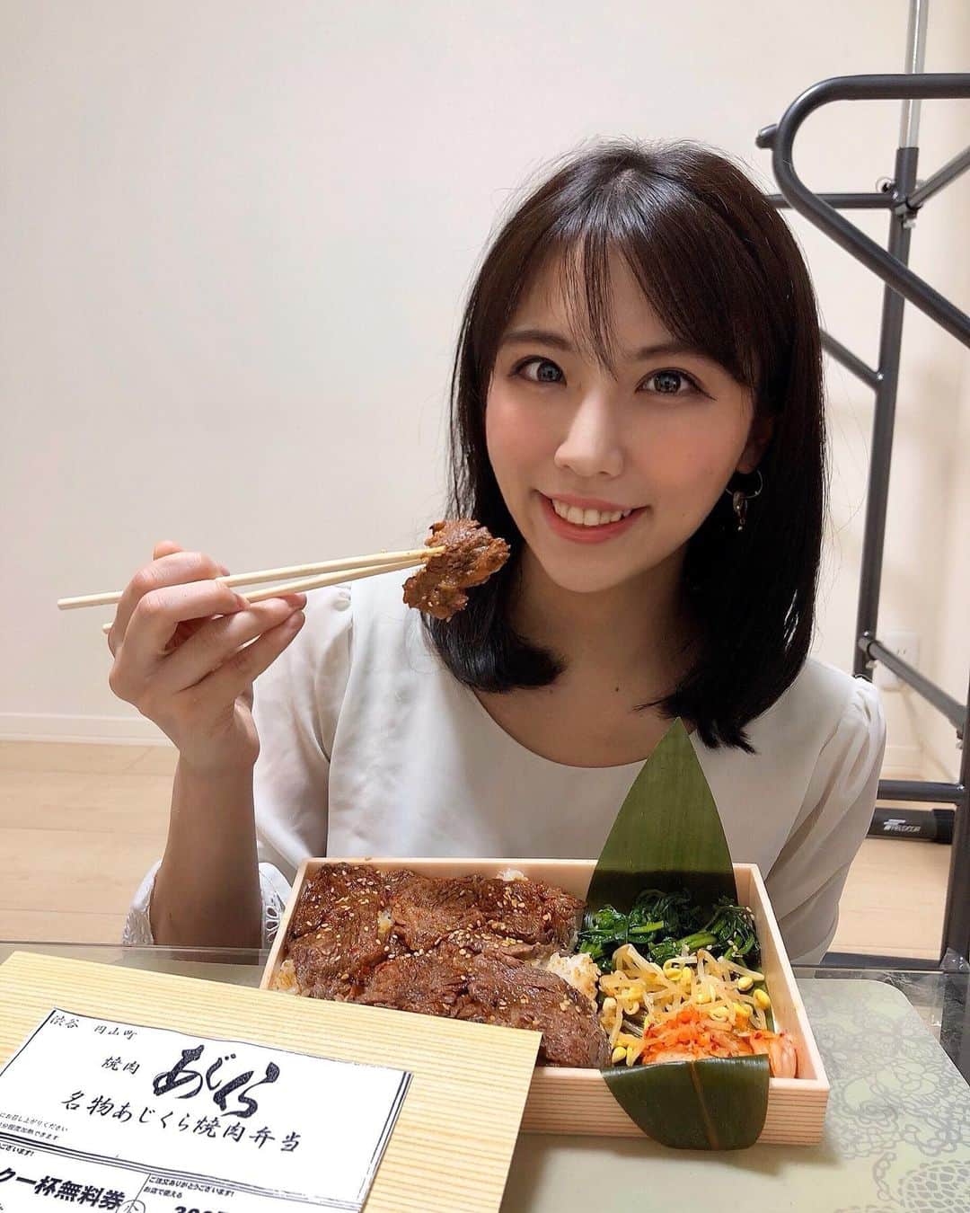 吉田早織さんのインスタグラム写真 - (吉田早織Instagram)「自粛中でも美味しいお肉が食べたくてウバってしまった😋💕﻿ ほるもん倶楽部　あじくら　渋谷﻿ 食べログ3.57﻿ ﻿ お肉が本当にクオリティ高くて、家でも焼肉屋気分🥰🥰﻿ ﻿ 夜は5000円の飲み放題付きコースがあるので﻿ 落ち着いたら行きたいなー٩(๑❛ᴗ❛๑)۶✨﻿ ﻿ #渋谷 #テイクアウト #焼肉  #ホルモン#弁当#お持ち帰り﻿ #デリバリー#宅配#出前#ウーバーイーツ#ubereats﻿ #焼肉好きな人と繋がりたい﻿ #グルメ好きな人と繋がりたい#渋谷グルメ﻿ #焼肉弁当 #ホルモン　#おうち時間　#おうちで過ごそう #あじくら」5月10日 20時45分 - saoriyoshida034