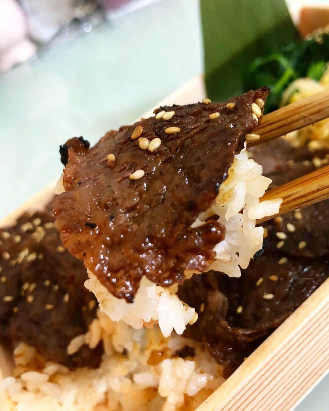 吉田早織さんのインスタグラム写真 - (吉田早織Instagram)「自粛中でも美味しいお肉が食べたくてウバってしまった😋💕﻿ ほるもん倶楽部　あじくら　渋谷﻿ 食べログ3.57﻿ ﻿ お肉が本当にクオリティ高くて、家でも焼肉屋気分🥰🥰﻿ ﻿ 夜は5000円の飲み放題付きコースがあるので﻿ 落ち着いたら行きたいなー٩(๑❛ᴗ❛๑)۶✨﻿ ﻿ #渋谷 #テイクアウト #焼肉  #ホルモン#弁当#お持ち帰り﻿ #デリバリー#宅配#出前#ウーバーイーツ#ubereats﻿ #焼肉好きな人と繋がりたい﻿ #グルメ好きな人と繋がりたい#渋谷グルメ﻿ #焼肉弁当 #ホルモン　#おうち時間　#おうちで過ごそう #あじくら」5月10日 20時45分 - saoriyoshida034