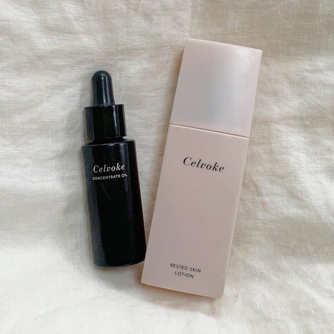 風間ゆみえのインスタグラム：「昨日のInstagram Liveでお伝えした 『Celvoke』 Yumie skin care kit♡ . 🌟シークレットコードは「cvyumie 」🌟. 明日までSpecial プライスです‼︎ @celvoke.jp . . 私のおすすめのオイルとローションのセット‼︎ フィトとバイオテクノロジーで作られている Celvokeのスキンケアは、世界初配合のアナツバメ巣発酵液を含む美容成分で、ハリと艶、潤いを与えてくれるのが一番の特徴‼︎ 肌なじみに優れた植物油のブレンドは、次に使うスキンケアの浸透も良くしてくれます！  私はこの写真左の コンセントレートオイルで軽いマッサージでなじませた後に、淡い桜色の休息肌シリーズ、レスデッドスキンローション(水にとことんこだわったという角質層まで浸透、保水してくれるローション)を両手で顔を包み込むようにしてふんわりと押しあてて浸透させます。. . 水は知的生命体とも言われていましす。 どんなものでも、水がもたらす作用は絶大だと感じている私はとてもこのローションにも癒されるのです✨🙏 そして、なんだか、話の順番があっちこっちになってしまっていますが、コンセントレートオイルにブレンドされている植物油は→ . ＊アルガンオイル　(VitaminEが豊富で抗酸化作用、新陳代謝促進作用に優れ、細胞間脂質に作用して水分と油分のバランスを整えて肌の水分保持力を高めるため、ハリと弾力、透明感をもたらしてくれるアンチエイジングには最適なオイル) . ＊アボカド油　(表皮への浸透性が高く、抗炎症作用、細胞再生促進作用に優れている) . ＊あんず核油　(優れた皮膚軟化作用を持ち、新陳代謝を高めて肌の老化を防ぎハリをもたらす) . ここにアナツバメ巣発酵液ですから無敵です。笑  ぜひ一度使ってみて下さい！ こだわりの夜摘みのジャスミンに、ローズ、サンダルウッドなどなどの香りが29種もブレンドされたなんとも言えない至福の香りも、スキンケアタイムに心までほぐし、癒し、幸福にしてくれます♡  あ、今日でしたが、母の日のプレゼントにも最適でしたね‼︎ 私の母には夫が花を贈ってくれたので、私からはコンセントレートオイル贈ろう🌹✨😊. . . ps..., きのう、Liveの後にアップできなくてごめんなさいね‼︎ Time flies quickly, so quickly‼︎😱」