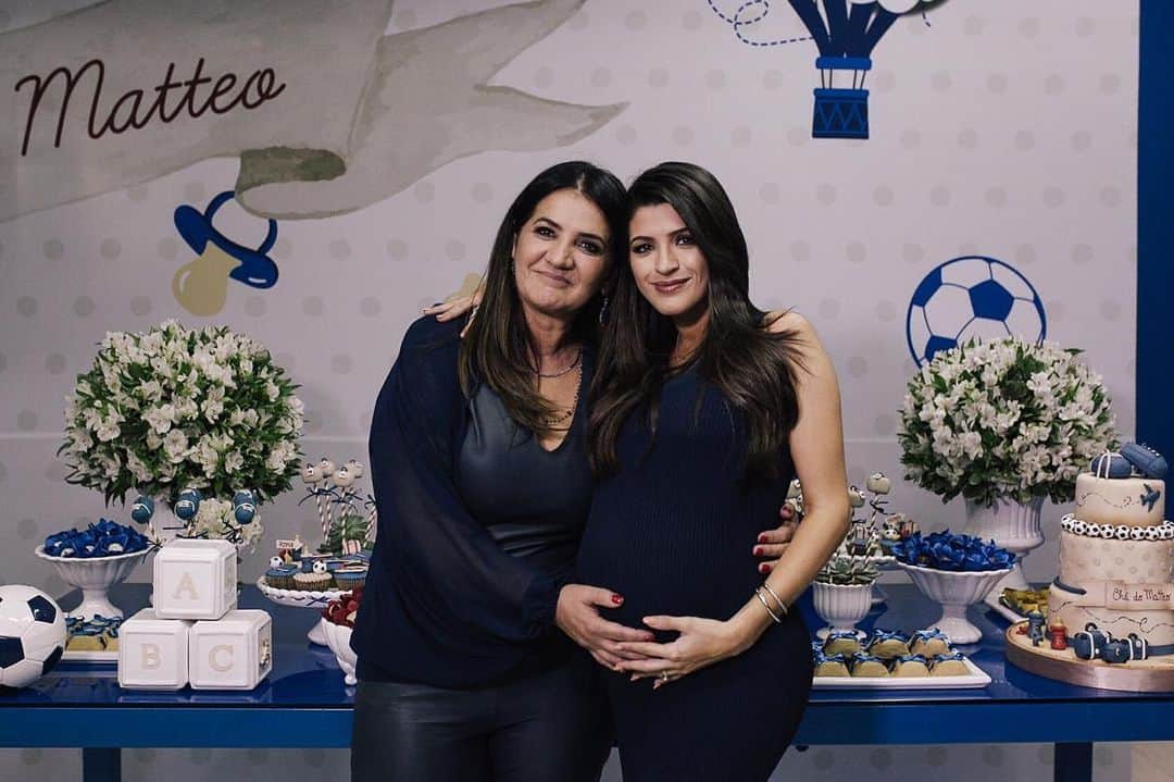 ナタリア・ベッカーのインスタグラム：「Ela é essencial na minha vida, fundamental, apoiadora e participante de tudo o que eu faço, sabe dos meus dias, quando preciso de uma opinião, é para ela que ligo, mesmo morando longe há 10 anos. Te amo tanto! Não importa onde estejamos nesse mundo, estaremos sempre conectadas. Obrigada por tudo, obrigada por tanto! @elianaloewe #felizdiadasmães」