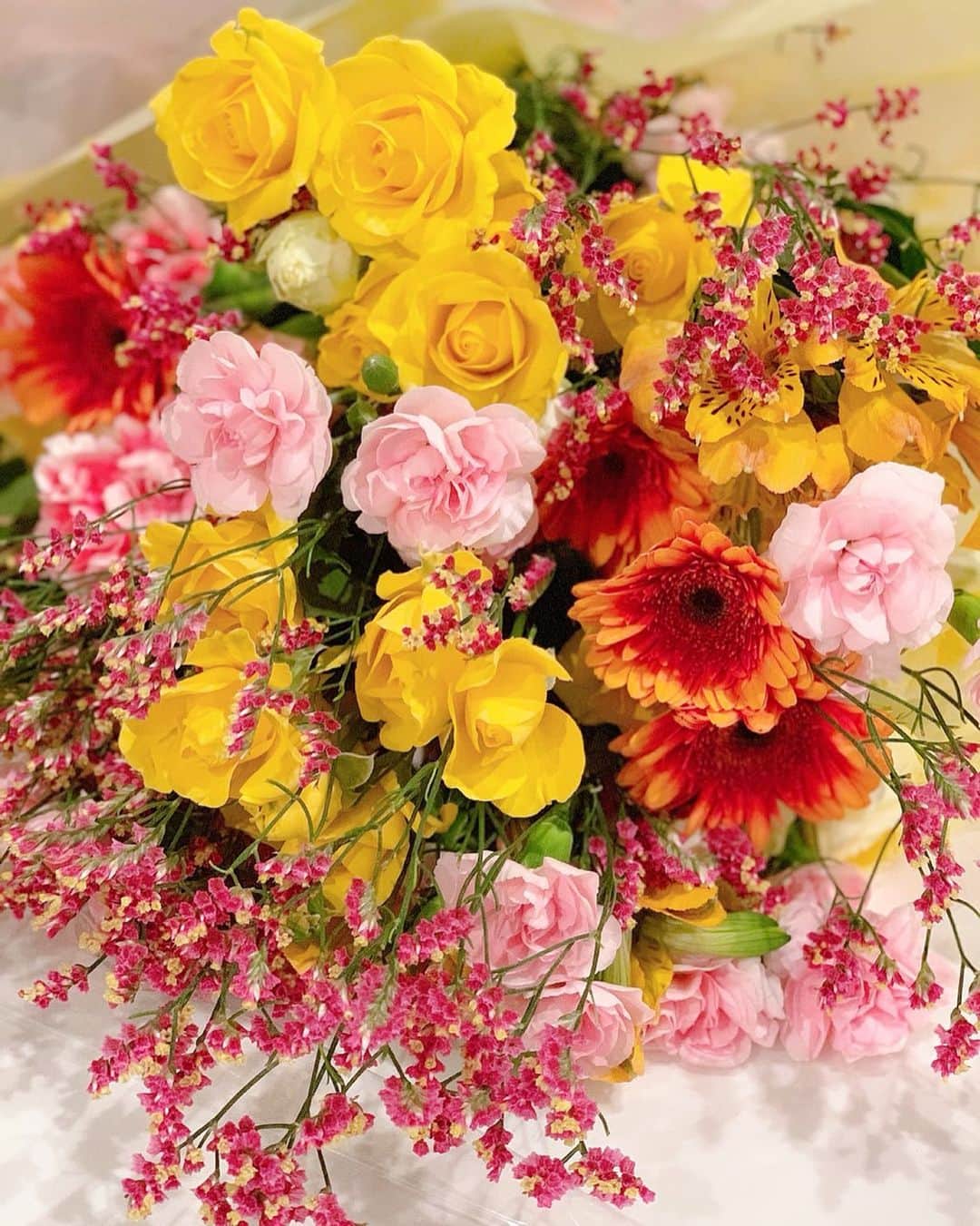 美香さんのインスタグラム写真 - (美香Instagram)「HappyMother'sDay💐 お花の色の組み合わせ。パパと息子であれこれ考えてくれたみたい。 嬉しいなぁ😊ありがとう！！ 母にはうなぎを送りました。 いつまでも元気でいてね☺️ コロナが落ち着いたらすぐに会いに帰るよ。待っててね！！ #happymathersday  #母の日」5月10日 20時50分 - mikaofficial99