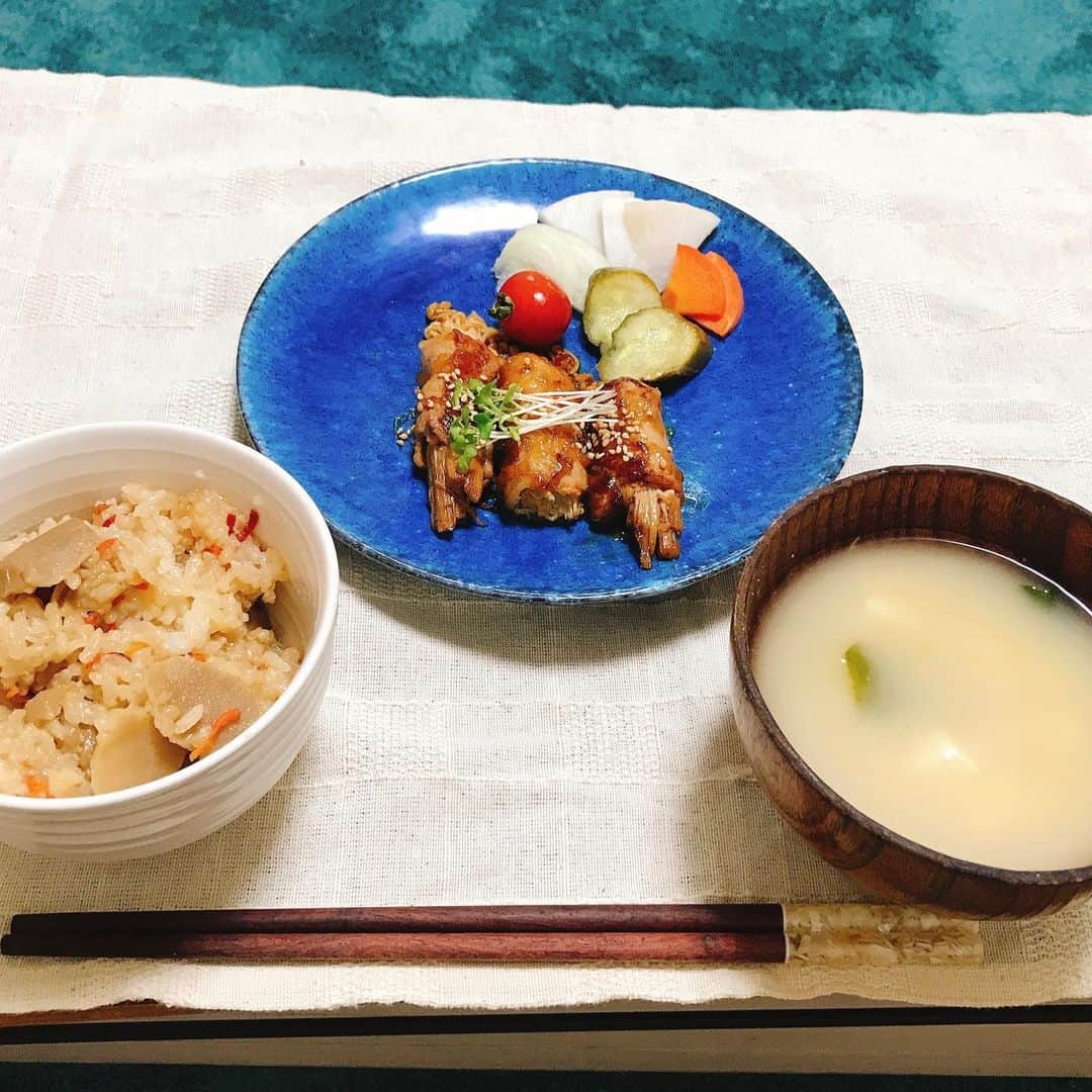 大湯みほさんのインスタグラム写真 - (大湯みほInstagram)「………… ✨豚肉エノキ巻き✨🍽 ・ 豚肉は麹でしっかり漬けこんでから🐷やわらか〜く仕上がりますよ❣️我が家は、サラダの代わりに✨ぬか漬け✨なので、常に発酵食品が並ぶ食卓🌱 ・ しっかり食べて、免疫力アップして、この時期を乗り越えていきましょう✊ ・ #ぬか漬け　#糠漬け　#ぬか漬け生活　#だいこんぬか漬け　#きゅうり古漬け　#にんじんぬか漬け　#玉ねぎぬか漬け　#プチトマトぬか漬け　#アレンジレシピ　#発酵　#免疫力　#麹　#腸内環境　#日本伝統文化  #japan #traditional #food #nukazuke #ぬか漬けマイスター　#大湯みほ　#腸活レシピ　#菌活生活」5月11日 2時22分 - nukazukemiho0320