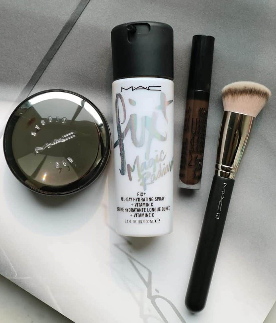 M∙A∙C Cosmetics Japanのインスタグラム：「ㅤ M･A･Cアーティストのマストハブをご紹介✨ なめらかなマットスキンを叶えるクッションファンデーションはブラシで付けて、密着力アップ！ ㅤ 新作のアイブロウマスカラで眉を自然にとかし上げ、 仕上げにオイルインの化粧水をひと吹き✨ ㅤ ㅤ 【公式オンラインショップ限定特典】 ☑︎初回ご購入のお客様へ10% OFFクーポンをプレゼント（クーポンコードwelcome） ☑︎税込5,500円以上のご購入で、沖縄・北海道を含む全国への送料が無料! ㅤ Regram from @wisutartist ㅤ #MACCosmeticsJapan #MACCosmetics #MAC #MACコスメ #マックコスメ #コスメ #メイク #美容 #化粧品 #デパコス #コスメ部 #コスメマニア #コスメ好き #コスメ好きさんと繋がりたい #メイク好きな人と繋がりたい #春メイク #春コスメ #クッションファンデーション #クッションファンデ #ツヤ肌 #眉マスカラ #新作コスメ #化粧水 #透明感 #ツヤ #ツヤメイク #お気に入りコスメ」