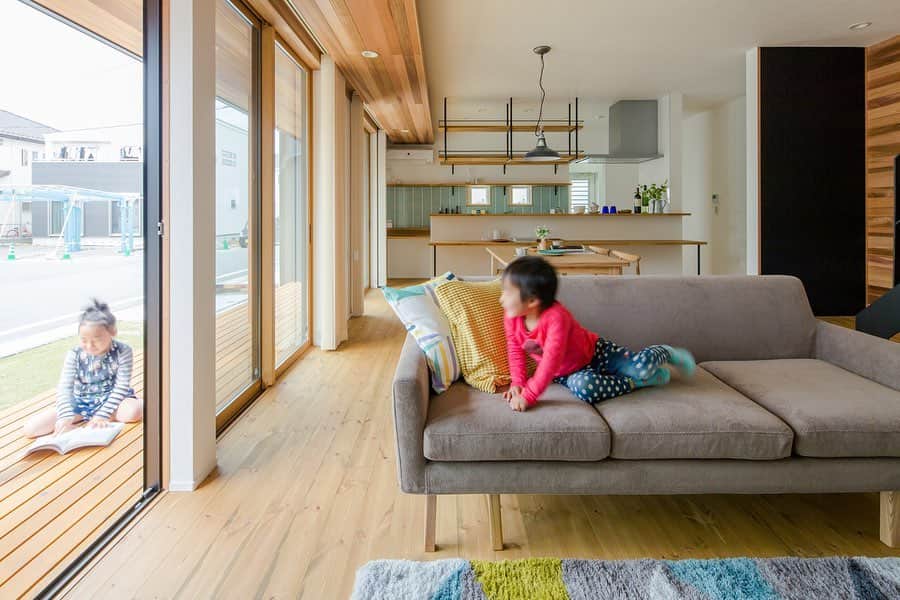 ルポハウス一級建築士事務所さんのインスタグラム写真 - (ルポハウス一級建築士事務所Instagram)「・ ・ ・ パイン材の床の色は明るい雰囲気のＬＤＫを造ります。 ・ 空間を広く見せる工夫として、下がり天井と軒裏をレッドシダーで揃えました。 ・ ・ ・ 𓐌𓐌𓐌𓐌𓐌𓐌𓐌𓐌𓐌𓐌𓐌𓐌𓐌𓐌𓐌𓐌𓐌𓐌  ルポハウスの施工事例はこちらまで☞ @reposhouse  𓐌𓐌𓐌𓐌𓐌𓐌𓐌𓐌𓐌𓐌𓐌𓐌𓐌𓐌𓐌𓐌𓐌𓐌 #ルポハウス は#ちょっとかっこいい家 を"友人のために" という思いでつくっています。 一生に一度の#マイホーム。 「あなたにしかできない」×「ルポハウスだからできる」で、 私たちだけの#家づくり を思いっきり楽しんでみませんか？！ ・ ・ ・ #住宅 #注文住宅 #新築一戸建て #住まい #シンプルな暮らし #デザイナーズ住宅  #一級建築士事務所 #設計事務所 #design #simple #滋賀 #大津 #草津#リビングダイニング #リビングインテリア #パイン材 #下り天井 #レッドシダー」5月10日 21時00分 - reposhouse