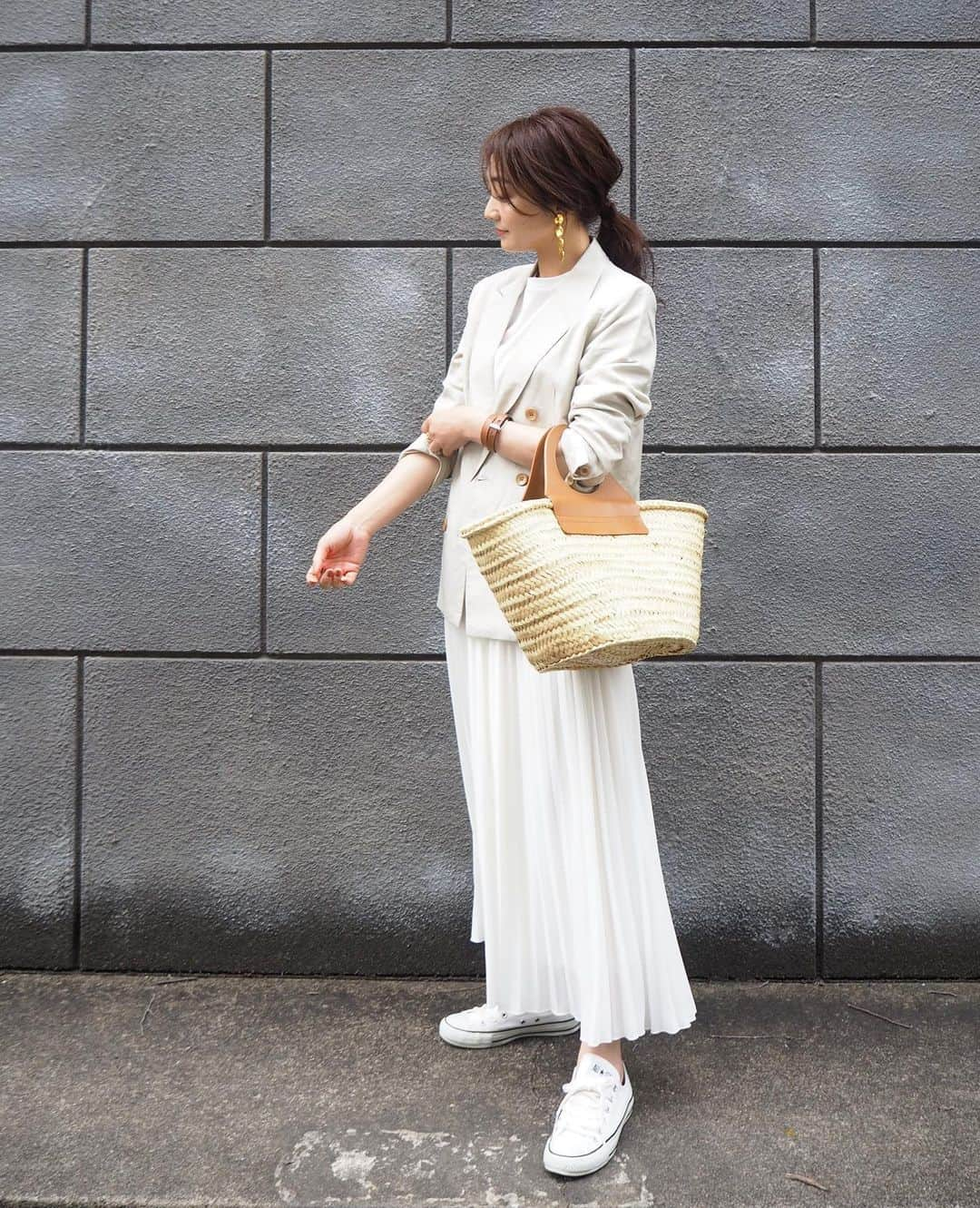 yoko178loveさんのインスタグラム写真 - (yoko178loveInstagram)「#coordinate ． Mother's day🌹 ． 母へはいつもありがとうの 気持ちを込めて花束のプレゼント ． 娘は夕食を全部1人で作るよって 頑張ってくれました✨ 嬉しかったなぁ☺︎ ． お兄ちゃんは… 特になし。笑 ま、いっか😂 ． ． 肌寒かったから白Tの上に リネンジャケットを羽織って コンバースでカジュアルに✨ ． ． jacket @allumerofficial  skirt @urs_official  bag  @hereu_ ． ． #リネンジャケット #allumer #urs_styling #ワントーンコーデ #カゴバッグ #converse#converseallstar #instafashion #ootd #casual#大人カジュアル」5月10日 20時52分 - yoko178love