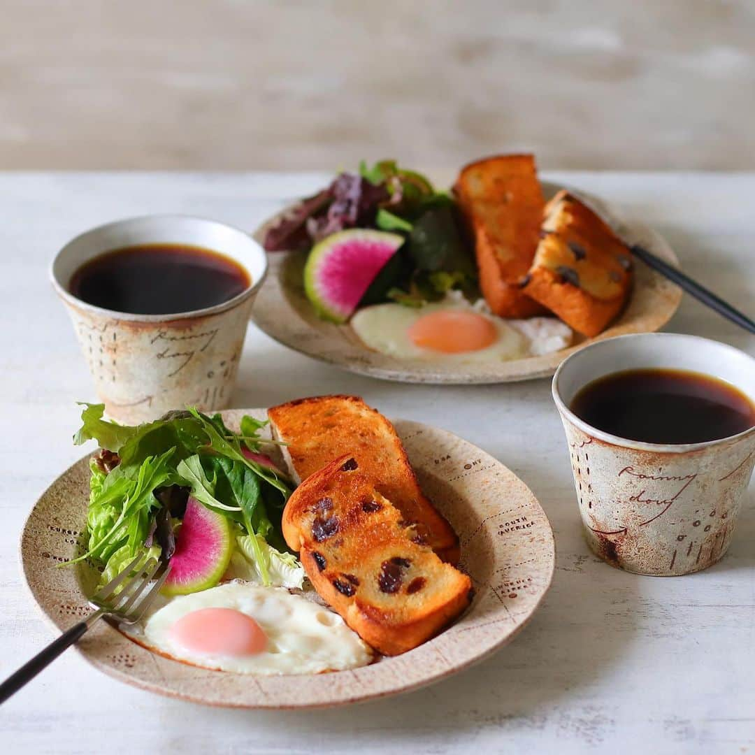 あいりおーさんのインスタグラム写真 - (あいりおーInstagram)「今朝のリアル朝ご飯(๑˃̵ᴗ˂̵)و . . じゃリアルがないみたいだけど、だいたいこんなのです。😅. . 今日は昨日焼いたレーズン食パンをトーストして有塩バター乗せて🧈. . 甘いレーズンとバターの塩気がたまりません+。:.ﾟ٩(๑＞◡＜๑)۶:.｡+ﾟ. . 私はレーズンパンを作るときは蒸し器でレーズンをかならず蒸します. . レーズンがみずみずしくなってとっても美味しいんです٩(*ゝڡ◕๑)۶♡. . でもレシピ作るとき、この蒸すって手間が面倒で作るのやめーよ！ってなるかな？😅. . せめて熱湯回しかけてキッチンペーパーで水気を取ってならいい？. . レーズンを蒸す一手間でめちゃめちゃ美味しいレーズンパンになります٩(๑❛ᴗ❛๑)۶ . . コロナ在宅で最近ゆっくりコーヒー淹れた朝ごパンです🍞. . お気に入りのカップで飲むコーヒーは旨し☕️. . . . #レーズン食パン#レーズンパン#おうち時間 #あいりおーパン#マカロニメイト #instagramjapan #kurashiru #kurashirufood #デリスタグラマー#キナリノ#おうちごはん#フーディーテーブル #製菓材料ならコッタ #コッタ #instagramjapan #igersjp #Instagram #delistagramme #レシピもコッタ #お菓子作りならコッタ #おうちjoice#joiceonthetable  #ジョイスオンザテーブル」5月10日 20時54分 - airio830