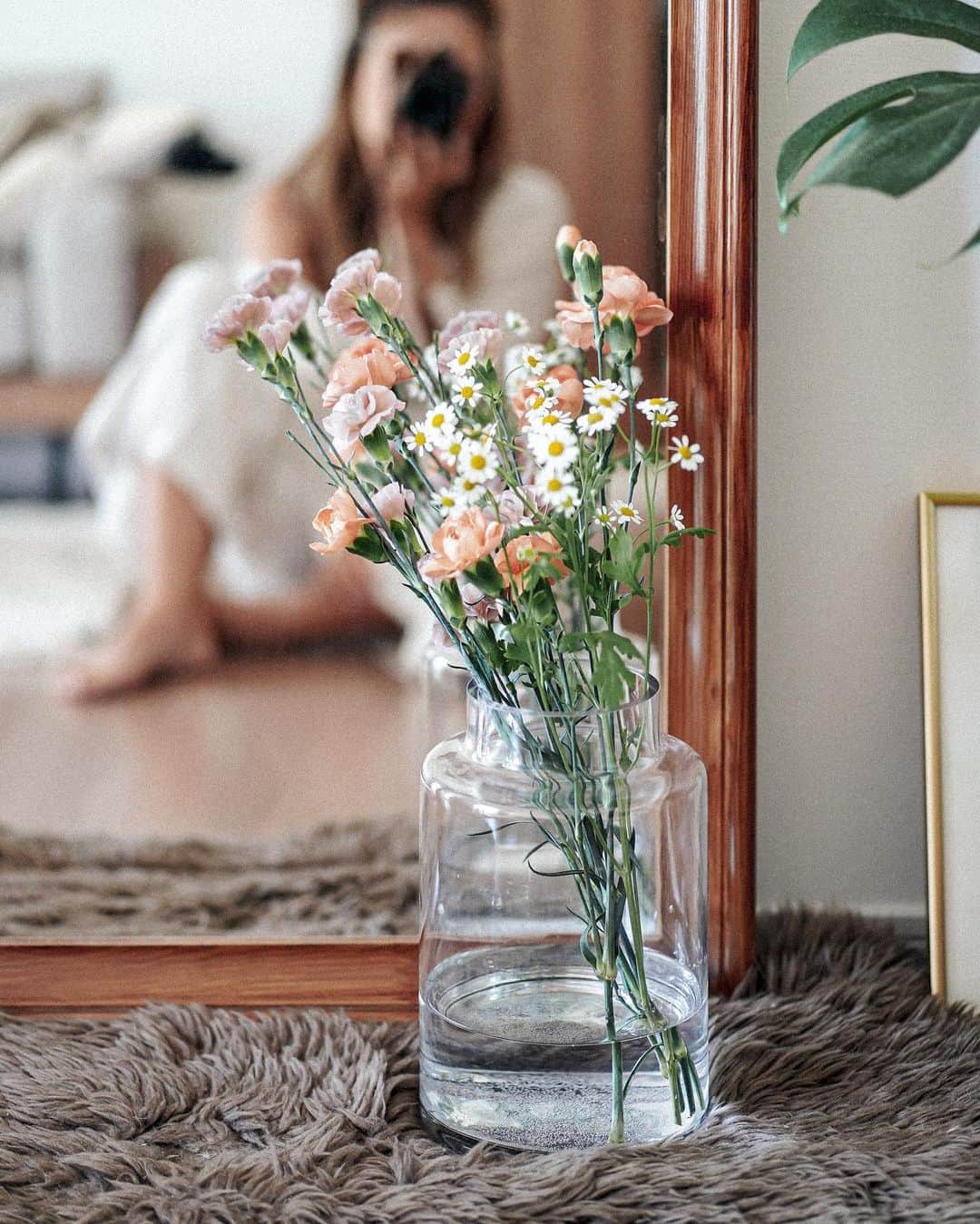 Manamiのインスタグラム：「💐💐💐🤍🤍🤍 Happy Mother's Day🌼 I have a surprise for mom🤫🤫🤫 ㅤ お花を鏡の前に置くと2倍の量に見えて ちょっと豪華に見える気がする🙃💐💐 #マナシカの家」