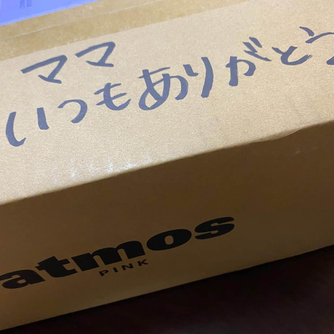 川上千尋さんのインスタグラム写真 - (川上千尋Instagram)「#母の日﻿ ﻿ ﻿ ということで、﻿ 今年は靴をプレゼントしました👟﻿ ﻿ いつも支えてくれてる分はまだ返せてないけど、これからもっと親孝行できたら良いな。﻿ ﻿ 喜んでくれて良かったです☺️﻿ ﻿ 皆さんは何かプレゼントしましたか？」5月10日 20時58分 - this_chihhi