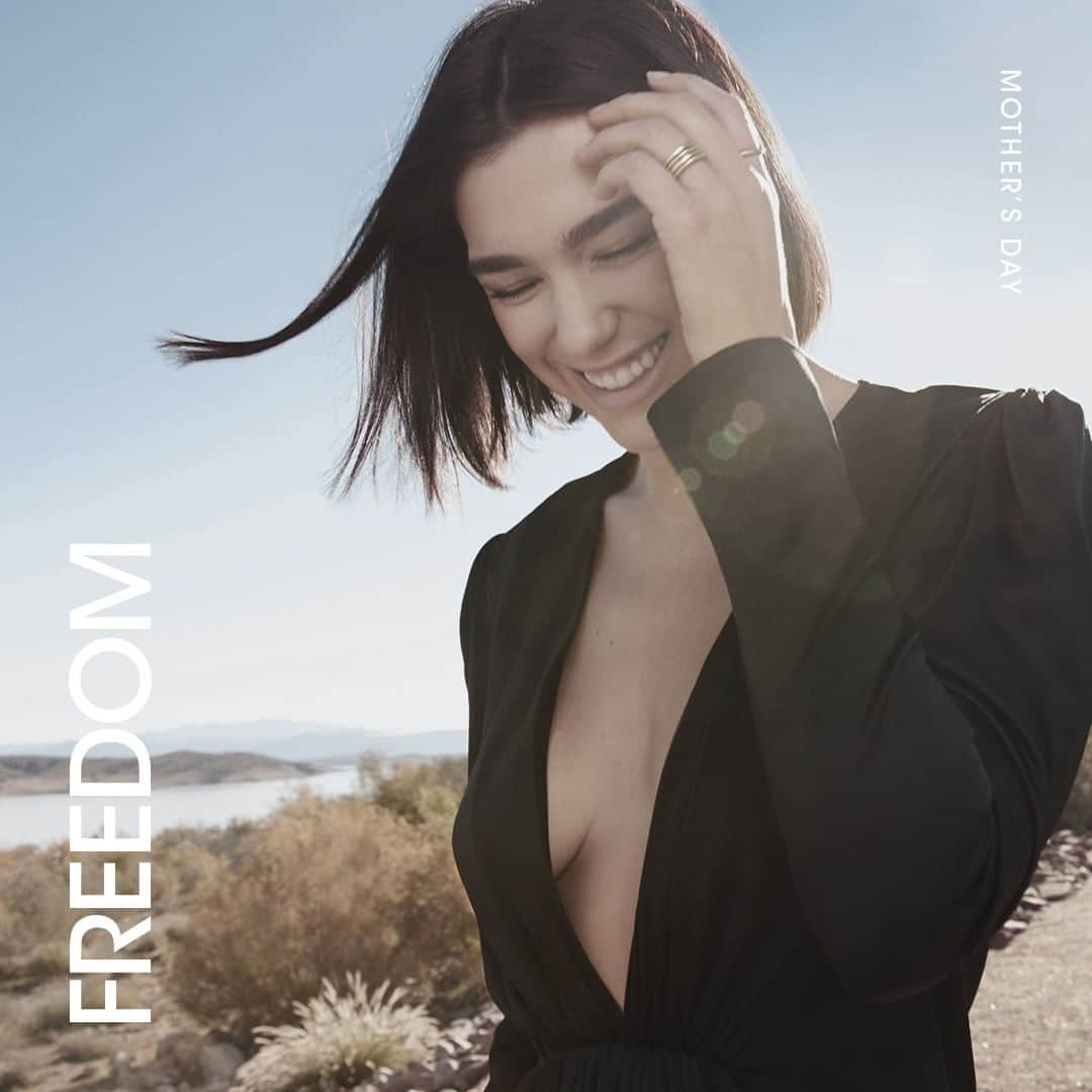 Yves Saint Laurent Beautyさんのインスタグラム写真 - (Yves Saint Laurent BeautyInstagram)「Wild and beautiful... @dualipa That is the spirit of freedom.  Freedom to dance, Freedom to sing, Freedom to shout.  Give your mom a moment of freedom, with:  LIBRE EAU DE PARFUM #yslbeauty #yslbeautybyyourside #iamlibre」5月10日 20時59分 - yslbeauty