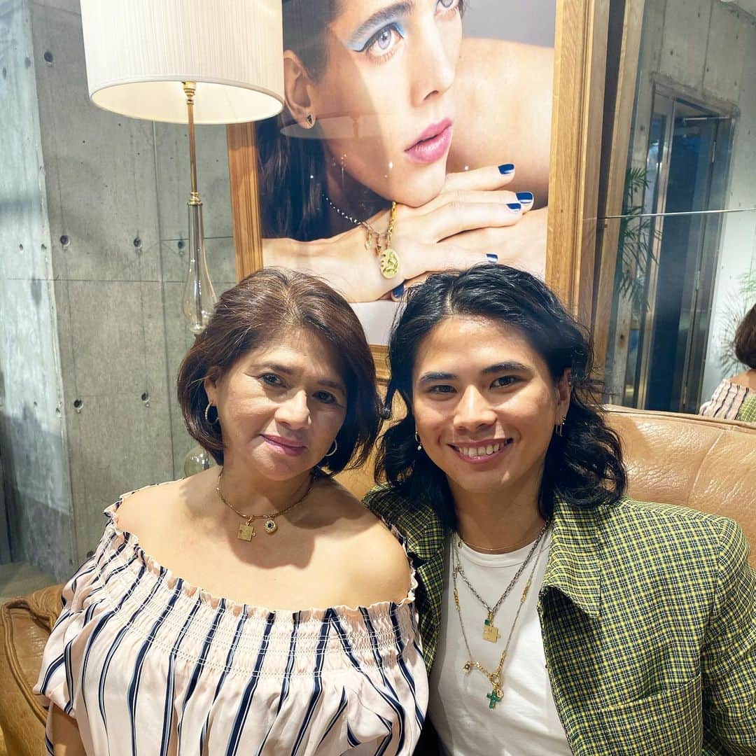 稲木ジョージのインスタグラム：「Happy Mother’s Day to all moms out there💞 My mom wears @milamorejewelry puzzle charm in G and I wear my grandma’s initial M as in Milagros which is the inspiration of my brand❤️💎 I love strong and tough women just like my them👵🏽👩🏽 I’m so lucky that I get to express my family story thru Milamore🥰 Let your mom take a picture with you as much as they want just like my last photo🤣😅 お母さんは強いです。 ていうか、「女性」はみな、とても強いです。だから、自分の周りの女性はみな強めなのかもしれません。自分のファミリーストーリーや生い立ちを、ミラモアを通して表現させてもらってるのは、自分は幸せ者で、天職だなと毎日思っています。ママは、僕のイニシャルGを、僕はおばあちゃんのイニシャルであるMを。チャームの裏面には、座右の銘を刻印して、自分が身につけるジュエリーと、心をつなげました😌 おばあちゃんは亡くなってしまったけど、一生おばあちゃん子です。 ママが、死ぬほど写真を撮りたがっても、せっかく思い出なので一緒に撮ってあげてね😚って、最後の写真、めちゃくちゃ嫌な顔してる🤣🤣🤣🤣 Happy Mother’s Day 🥰」