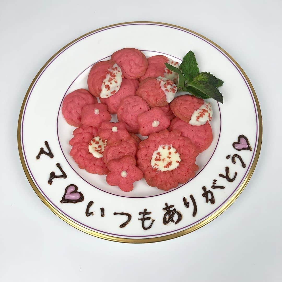 伊藤小春のインスタグラム：「・﻿ #母の日　🌷﻿ 今年はなにも買いに行けなかったので、花の形の絞り出しクッキーを焼きました！だけどちょっと形崩れちゃった！笑﻿ ﻿ ﻿ チョコペンで字を書くの、想像以上に難しかったので﻿ ご愛嬌ということで……💧﻿ ﻿ ﻿ #母の日クッキー　#絞り出しクッキー﻿」