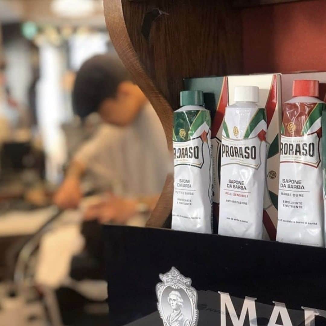 Proraso Japanのインスタグラム：「Prorasoのシェービングクリームは、 ヒゲを柔らかく滑らかに、シェービングをスムーズにしてくれます。ナチュラル成分でこだわり抜いているので、肌荒れしてしまう男性にもおすすめです。 . . Repost from @prorasousa . . . #proraso #prorasousa #prorasofirenze #シェービングクリーム #シェービング #ProShave #Italian #ItalianShave #イタリア製 #バーバースタイル #バーバーショップ #髭脱毛 #メンズスタイル #シェービングフォーム #Barber #メンズヘアスタイル #ヒゲ男子 #ヒゲ #BarberShop #ヒゲ脱毛 #メンズヘア #シェービングエステ #おしゃれさんと繋がりたい」