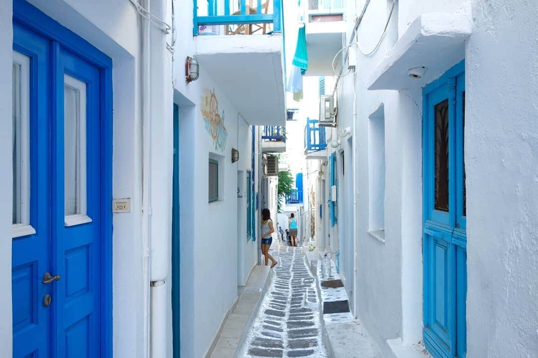 DJ DAIKI（若林大輝）さんのインスタグラム写真 - (DJ DAIKI（若林大輝）Instagram)「#死ぬまでに行きたい世界の絶景 #ギリシャ #ミコノス島 #パラダイスビーチ #旅ログ . ギリシャ🇬🇷エーゲ海に浮かぶ 美しい島ミコノス島。  白い建物と石畳が続く 町並みは絵本の様で 迷路みたいに細い道が続いている。 . 実はこの島は第2のイビサ島と 言われるくらい夏に パーティーやフェスが 毎日おこなわれている パーティーアイランドでもある。 . エーゲ海を見渡す美しい白浜のビーチで 飲んだビールはとにかく格別だった。 . 世界が落ち着いたらまた この島をゆっくり訪れたい。 . #過去pic #ミコノス #旅の思い出  #エーゲ海 #mikonos #greece」5月10日 21時03分 - daiki.wakabayashi