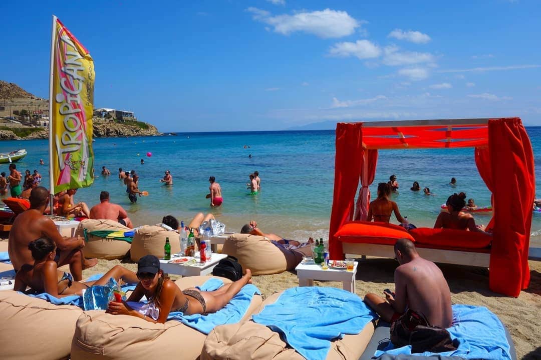 DJ DAIKI（若林大輝）さんのインスタグラム写真 - (DJ DAIKI（若林大輝）Instagram)「#死ぬまでに行きたい世界の絶景 #ギリシャ #ミコノス島 #パラダイスビーチ #旅ログ . ギリシャ🇬🇷エーゲ海に浮かぶ 美しい島ミコノス島。  白い建物と石畳が続く 町並みは絵本の様で 迷路みたいに細い道が続いている。 . 実はこの島は第2のイビサ島と 言われるくらい夏に パーティーやフェスが 毎日おこなわれている パーティーアイランドでもある。 . エーゲ海を見渡す美しい白浜のビーチで 飲んだビールはとにかく格別だった。 . 世界が落ち着いたらまた この島をゆっくり訪れたい。 . #過去pic #ミコノス #旅の思い出  #エーゲ海 #mikonos #greece」5月10日 21時03分 - daiki.wakabayashi