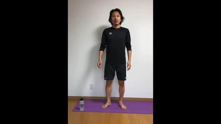 橋本英郎のインスタグラム：「【おうち簡単トレーニング】ヨガシリーズ  今日もヨガのポーズを１つ切り取ってあげます。  トライアングルポーズ。 本来は太陽礼拝の中で入ってきますが、一つずつ切り取ってみなさんにはチャレンジしてもらおうと思います。  ポイントは、 ・両足は平行に ・足幅は広げた手首の下に足首が来るように ・膝のつま先を外側に向ける（同じ角度、方向に） ・逆足はおへそと同じ向き ・カラダを傾けて下の手を足首に ・逆の手は天井に向けてあげる ・目線も上げている手の親指を ・呼吸を深くする  足首を持つ手はしんどかったらスネでOK。 上を向く際首がしんどかったら無理して見ない。  無理せずゆっくり、ゆったりチャレンジしてね。  いいおうち時間をお過ごし下さい。 ． ． ．  #おうちでトレーニング  #簡単トレーニング  #fc今治  #橋本英郎  #umbro  #2週間  #毎日トレーニング  #家トレ  #いまできること  #ヨガポーズ」