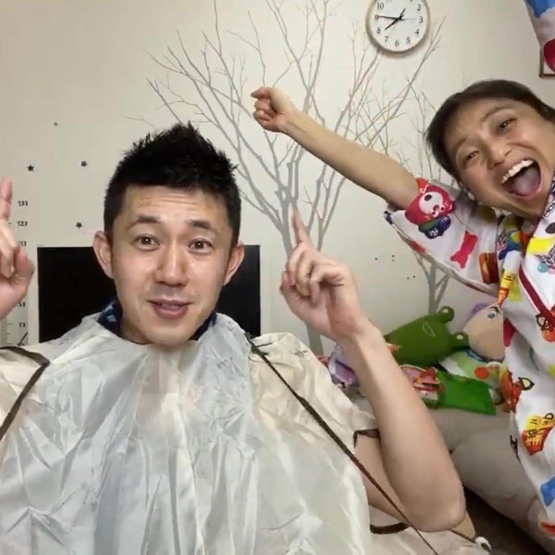 金田朋子さんのインスタグラム写真 - (金田朋子Instagram)「初めて髪の毛切りに挑戦！ 途中どうなることかと思ったけど 結果、われながら大成功！ やればできる！（笑） #千笑 #森渉 #金田朋子 #家族 #family #子供 #娘 #kids #がんばろう」5月10日 21時05分 - kanetomo.choonpa