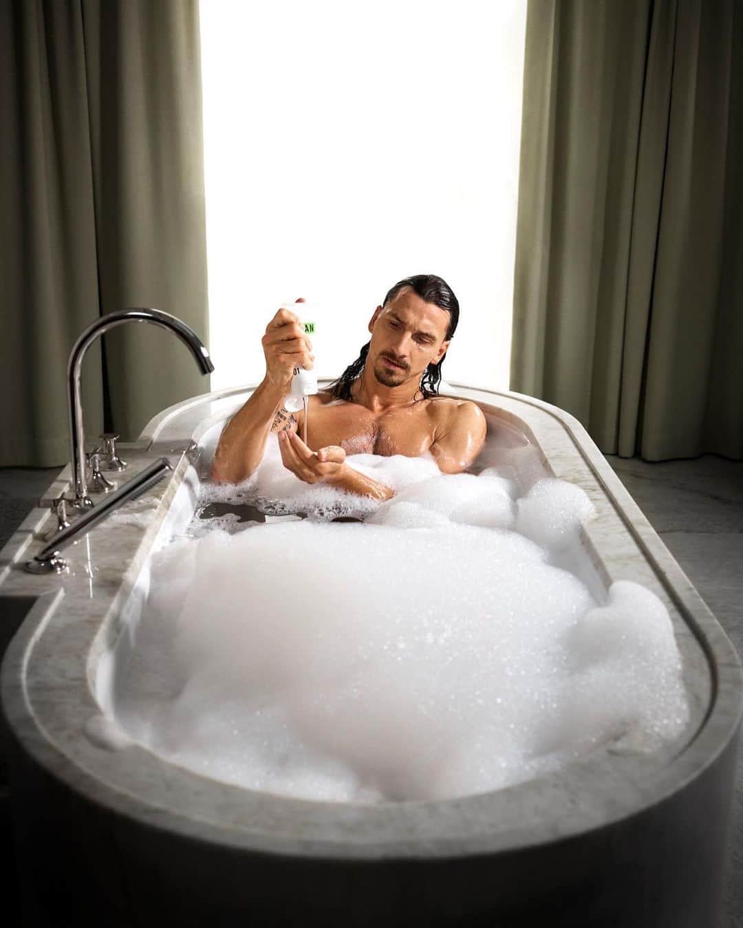 Zlatan Ibrahimović Parfumsさんのインスタグラム写真 - (Zlatan Ibrahimović ParfumsInstagram)「Sunday mood 🛁  ZLATAN SPORT FWD Hair & Body Wash is a 2-in-1 wash that conveniently cleanses hair and body. It is gently foaming and contains moisturising and nurturing ingredients for hair and body, and leaves skin feeling soft and replenished.  Prepare, be confident, move forward  #zlatansport (EU-shipping only)」5月10日 21時05分 - zlatanibrahimovicparfums