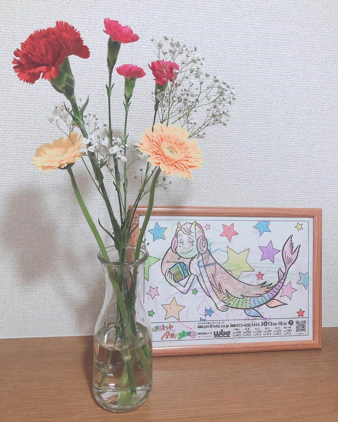 のインスタグラム：「* 神社姫と母の日のお花🧜‍♀️💐 一緒に飾ってみました♡♡♡ . 👧🏻＆👨🏻 今年も可愛いお花をありがとう❤️ . #母の日 #mothersday #happymothersday #カーネーション #神社姫 #疫病退散 #ぬりえ #おうち時間 #ステイホーム #stayhome」