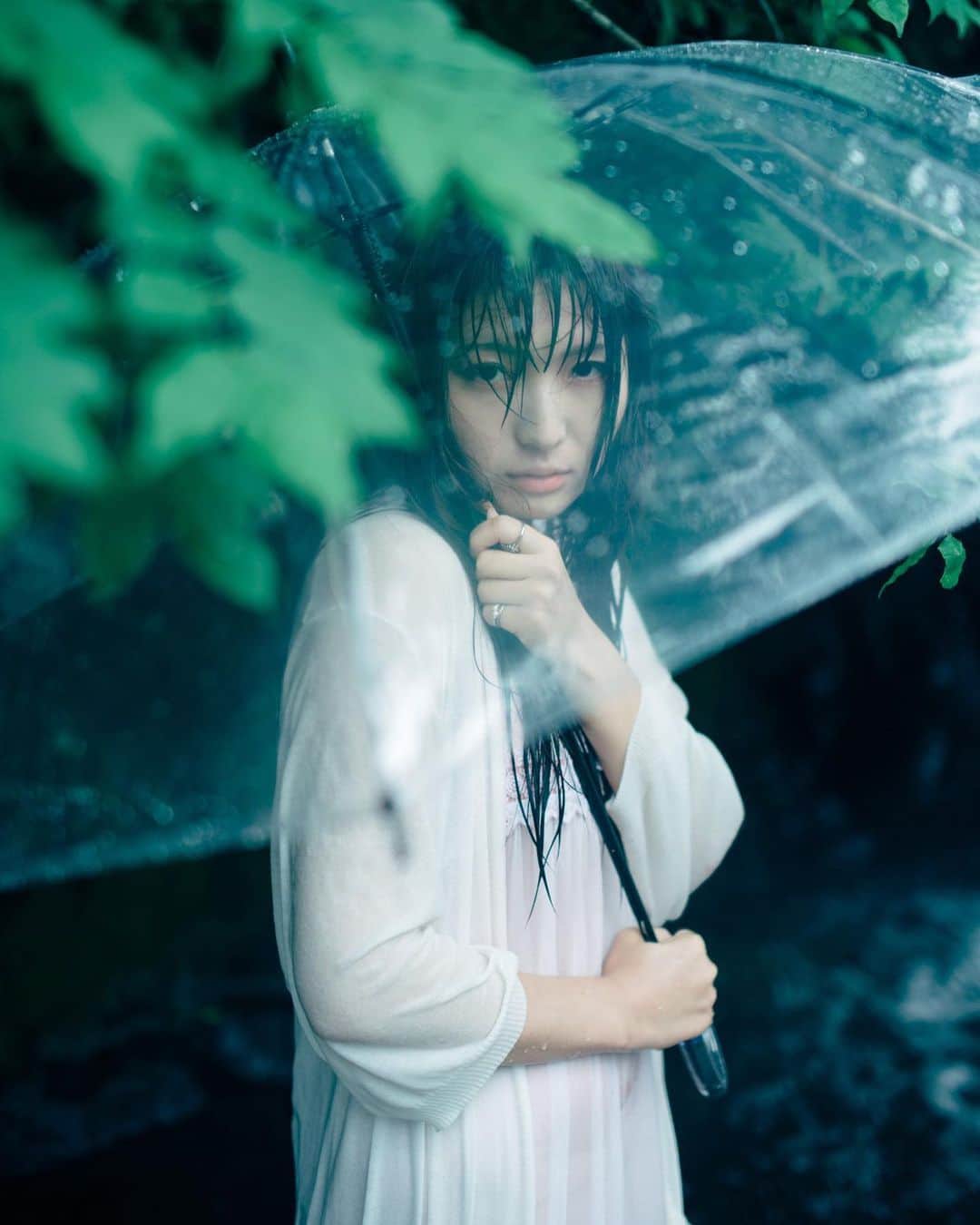 haraoのインスタグラム：「雨音に抱かれて - - - 大阪は雨が降ってきました。 すべて洗い流してくれればいいのに☂️ - -  #as_archive #indies_gram #GPW_members_only #ig_phos #indy_photolife #screen_archive #Rox_Captures #jp_mood #team_jp_ #IGersJP #RECO_ig #Lovers_Nippon_Portrait #art_of_japan_ #japan_daytime_view #daily_photo_jpn #bestjapanpics #tokyocameraclub #jp_portrait部  #スクリーンに恋して #写真が好きな人と繋がりたい #被写体募集」
