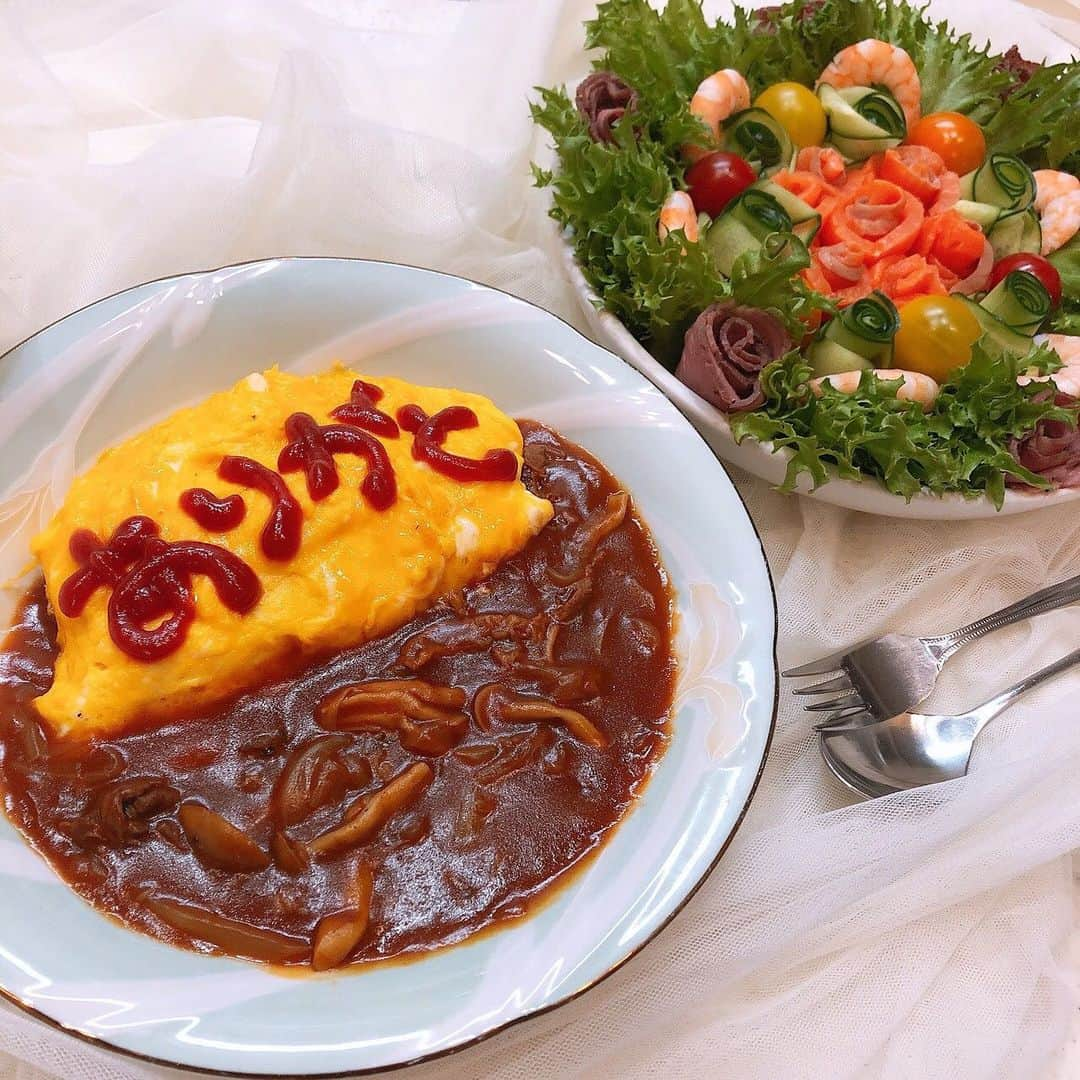 菅原りこさんのインスタグラム写真 - (菅原りこInstagram)「『母の日💐』 日頃の感謝の気持ちを込めて、お姉ちゃんと一緒にお料理を作りました🤗🎶 オムハヤシライスとケーキサラダ🥗  どっちもキレイに美味しく出来て大成功✨  とっても喜んでくれました☺️💐✨」5月10日 21時18分 - cherryfairy1123