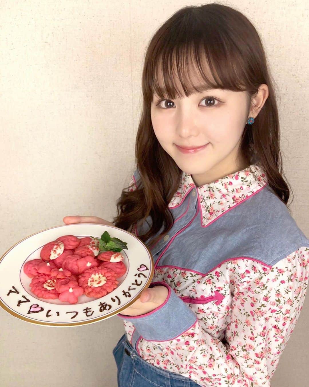 伊藤小春のインスタグラム：「・﻿ #母の日 🌷﻿ うちのママは、優しくて明るくて、少し（かなり？）おっちょこちょいな自慢のママです﻿！ ﻿ 私の写真を撮ってくれてるのもママです！笑﻿ ありがとう☺️﻿ ﻿ 今年はコロナの事があったから「1日だけじゃなくて5月中ずっと母の日」っていうのを見て素敵だなって思いました♡﻿ ﻿ ﻿ でも母の日に限らず常に感謝の気持ちを伝えるようにします…！」