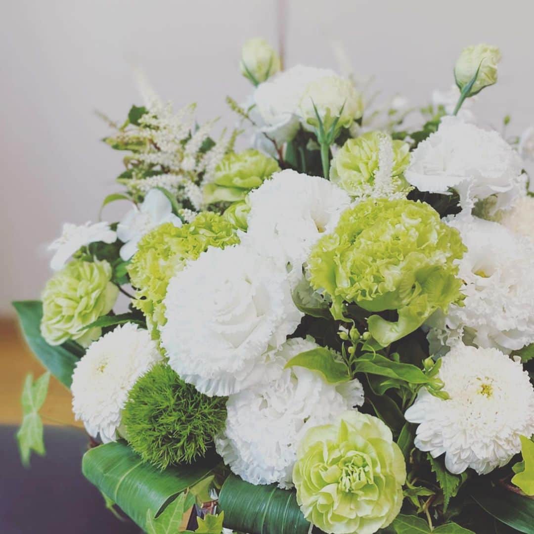 小椿希美のインスタグラム：「・ 🌼お母さんいつもありがとう🌼 Happy Mother's day ・ 母の日の日曜日 テレビ電話で たくさんおしゃべりをしました☺️ おうち時間が増えて ちょっと いつもより食べ過ぎている 様子なので… （テレビ電話だとふっくらしているお腹にも 　気がつきます🤔） 手紙で軽く注意喚起を してみました。 届くでしょうか😅 今度帰ったら、 一緒に運動して、美味しいものを 食べようね✨ ・ #今は千葉が遠いです #母の日#お母さんありがとう #たべすぎは注意ね」
