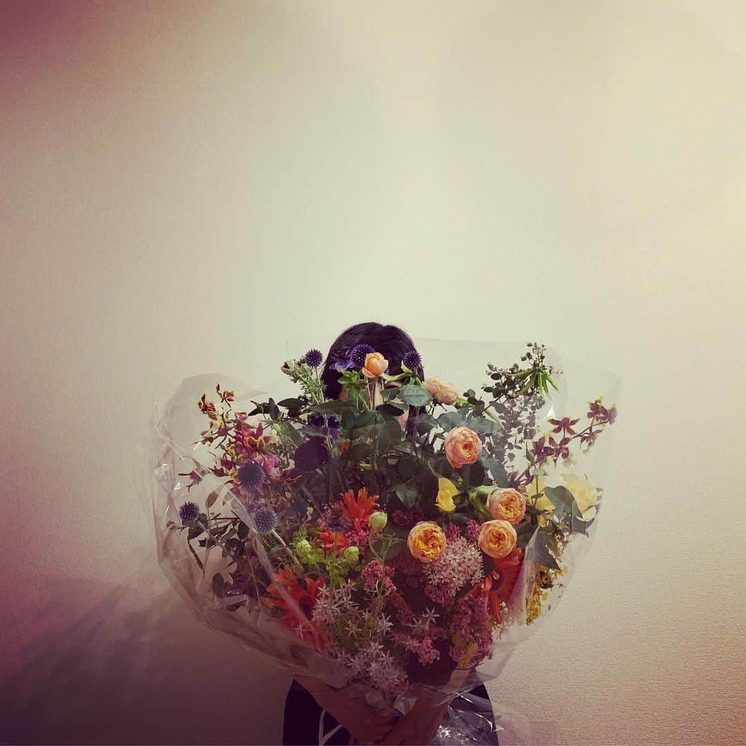 杉咲花さんのインスタグラム写真 - (杉咲花Instagram)「今日はくもりだったけど、お花が届いて少ししたら優しい日差しが差し込んできて、とっても綺麗だった。篠崎さんが作ってくれた大きな花束は本当に美しくて、ぎゅーって抱きしめてしまいそうになりました。大変なときに、心から、感謝です💐 そして、ままいつもありがとう。愛を込めて。💕」5月10日 21時19分 - hanasugisaki