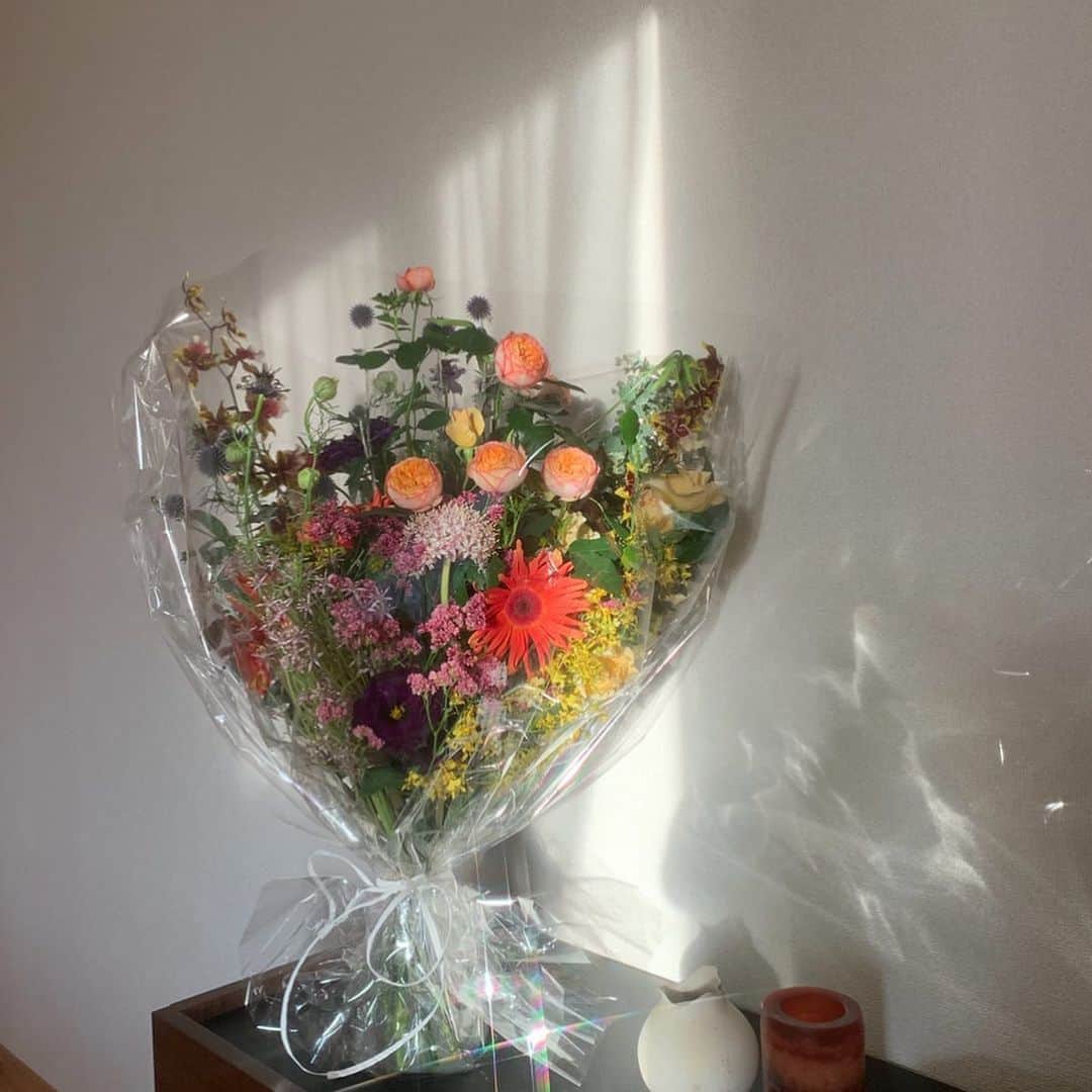 杉咲花さんのインスタグラム写真 - (杉咲花Instagram)「今日はくもりだったけど、お花が届いて少ししたら優しい日差しが差し込んできて、とっても綺麗だった。篠崎さんが作ってくれた大きな花束は本当に美しくて、ぎゅーって抱きしめてしまいそうになりました。大変なときに、心から、感謝です💐 そして、ままいつもありがとう。愛を込めて。💕」5月10日 21時19分 - hanasugisaki