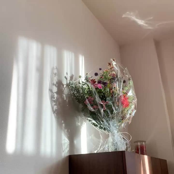 杉咲花のインスタグラム：「今日はくもりだったけど、お花が届いて少ししたら優しい日差しが差し込んできて、とっても綺麗だった。篠崎さんが作ってくれた大きな花束は本当に美しくて、ぎゅーって抱きしめてしまいそうになりました。大変なときに、心から、感謝です💐 そして、ままいつもありがとう。愛を込めて。💕」