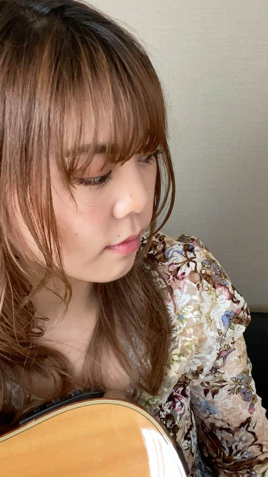 菅原紗由理のインスタグラム：「“HAPPY MOTHER’S DAY” 今日は、母の日にちなんで 花束の代わりにこの曲を💐(＾-＾) 今もあまり変わりませんが(笑) 学生の頃、とてつもなく反抗期だった私は 毎日のように何かしら喧嘩をふっかけて それに対し全力でこたえてくれていた 大切な母へ、 生まれて初めて書いたこの曲を お届けしたいなって思います。 『MOTHER』💐 #happymothersday #happymothersday2020 #母の日  #THESxPLAY #菅原紗由理」