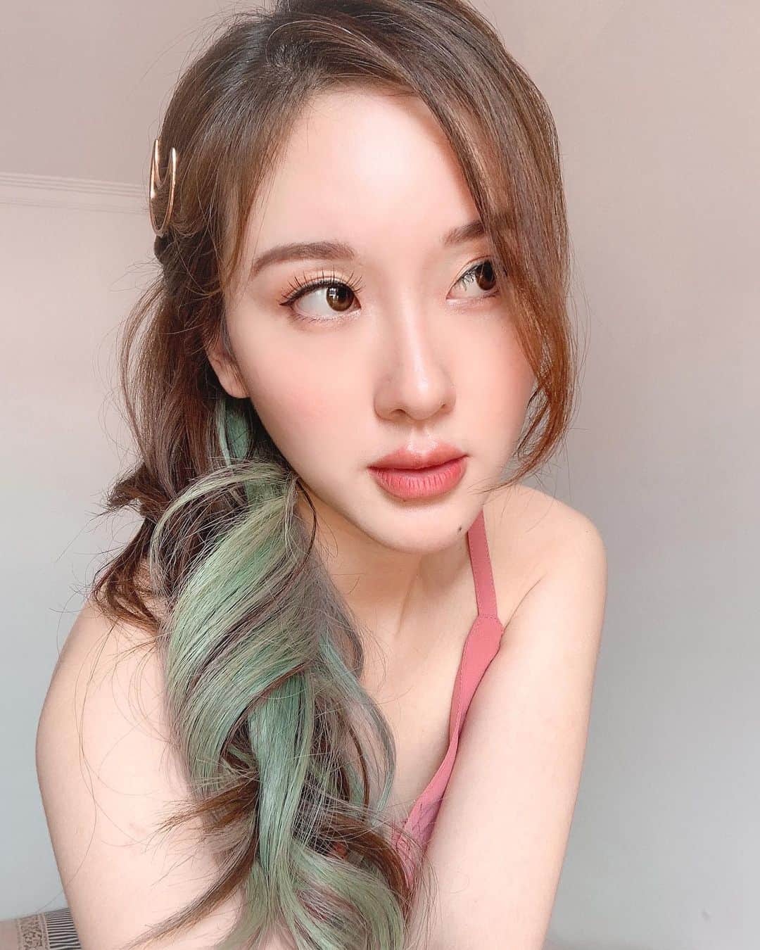 ジェシカ・ヤマダのインスタグラム：「Rare makeup selfie 🍑 𝐞𝐲𝐞𝐬: @blpbeauty eyebrow powder - brown #wodwod eyeshadow palette (@elleyamada bought it for me in bkk 💕) @benefitindonesia big beautiful eyes (aegyo sal) @maybelline hypersharp pen eyeliner @kawaigankyu royal rhea lens - brown @blpbeauty lashes - refined . 𝐟𝐚𝐜𝐞: @kose_ind sekkisei white cc cream @blpbeauty cheek stain - butterscotch @pixycosmetics twin blush - pop terracotta @benefitindonesia big beautiful eyes (contour) @bareminerals mineral veil powder - translucent . 𝐥𝐢𝐩𝐬: @catrice.cosmetics lip pencil - upper brown side @syca.official lip tint - caramel beige」