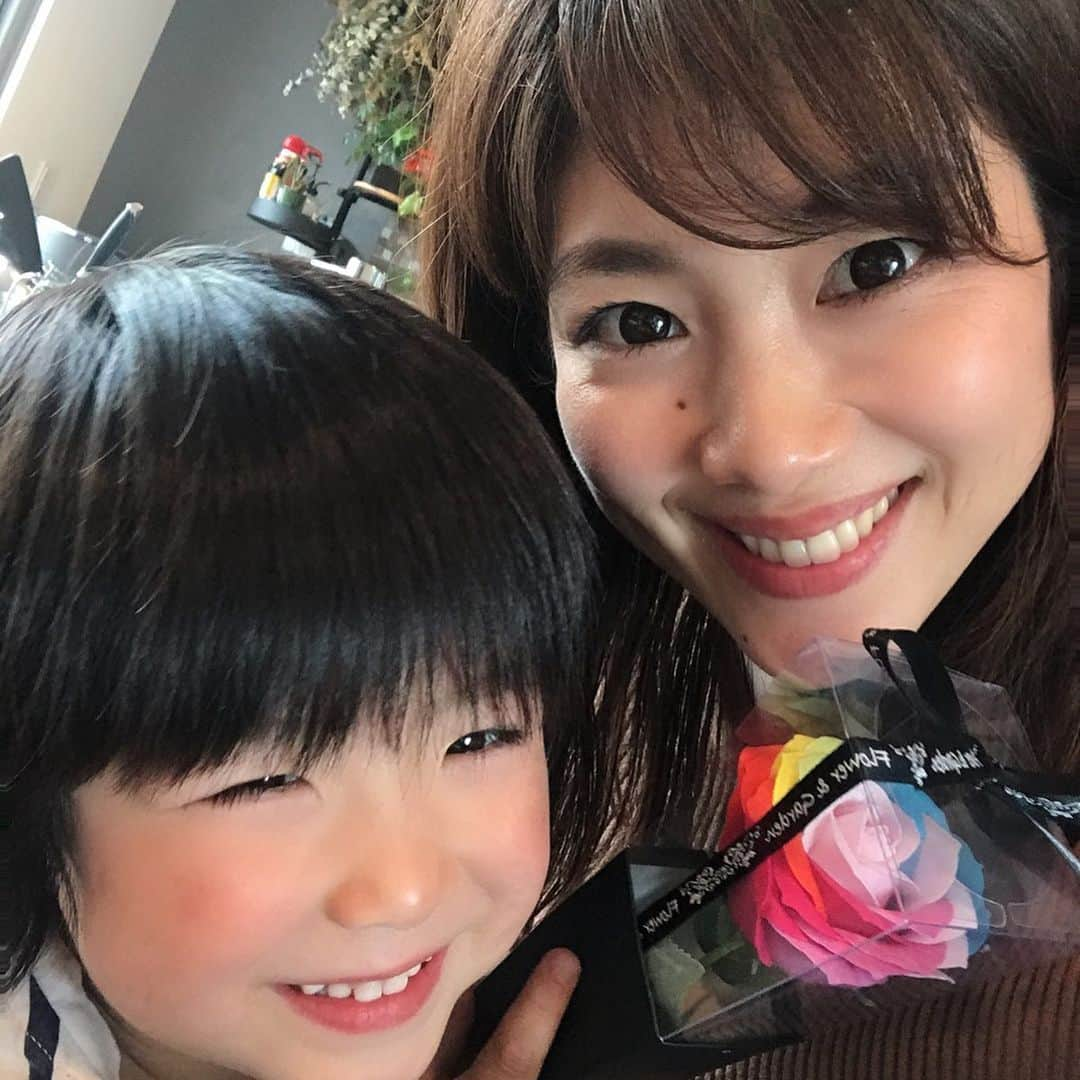 潮田玲子さんのインスタグラム写真 - (潮田玲子Instagram)「Happy Mother's day💐 シューイチ終わってお昼近くに家に帰ったら「いつもありがとう〜」って嬉しすぎるサプライズがぁ〜😭☝️ 朝から夫がチビ達と頑張って用意してくれてたみたい🙏 ありがとう〜🥰 ママ嬉しい？と何度も聞いてくる息子と、これ作ったのと得意げな娘が可愛すぎてたまりません❤️ とってもとってもとーーっても嬉しかった💘🤗 俺の母ちゃんじゃないしと去年まで母の日はスルーだった夫でしたが笑 さすがに今年はこの状況に疲れてきて息抜きしたい〜とぐれそうな私を見過ごせず頑張ってくれたんだと思います😅🙏笑笑ありがとう🙇‍♀️🙏 そして強くて頑張り屋さんのママさん達へ。 ほんとにいつもお疲れ様です💓 大変すぎてもうクタクタって思ってる方多いと思いますが、みんな同じだと思って一緒に頑張りましょうね👍  #母の日 #嬉しい1日になりました #活力になるね #また明日から全力で頑張ろう #夜はテイクアウトでおうちご飯 #家事は休息日にしました🙌 #辛い時 #私はみんなも頑張ってるからと思って #自分に喝入れてます」5月10日 21時27分 - reikoshiota_official