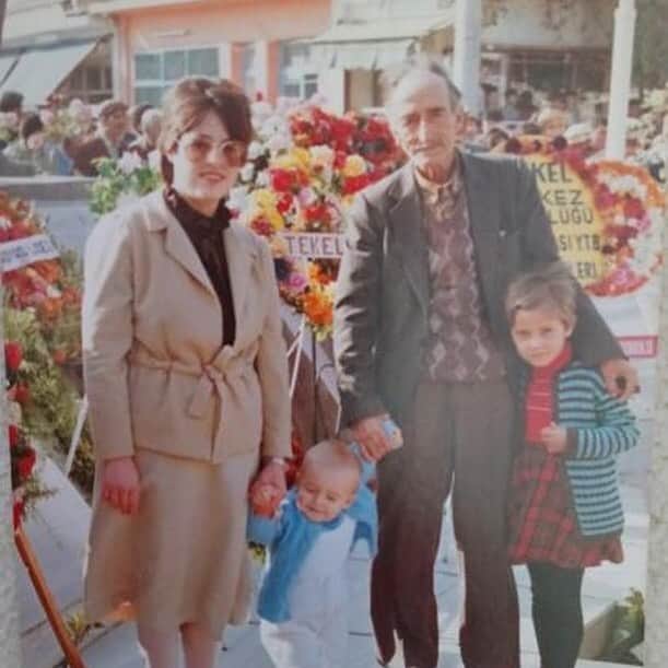 muratdalkilicのインスタグラム：「Bütün annelerin günü kutlu olsun 🙏🏻❤️ Not: Annemin üstündeki ceketi 35 yıl sonra Müjgan klibinde giydim şu an farkettim 🙋‍♂️」
